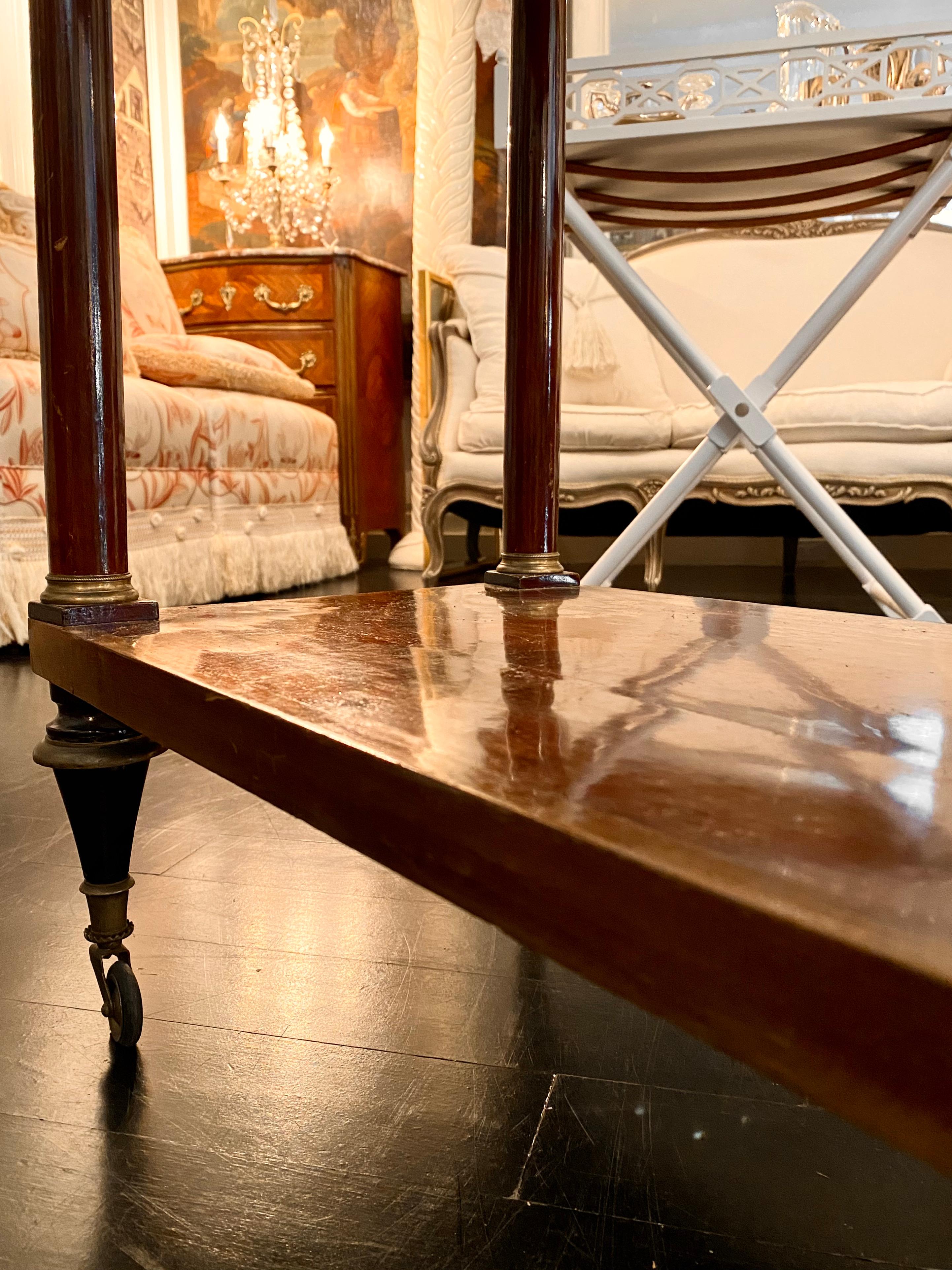 Französischer Schreibtisch mit französischer Marmorplatte, bearbeitete Lederschreibfläche, auf Rollen im Angebot 9