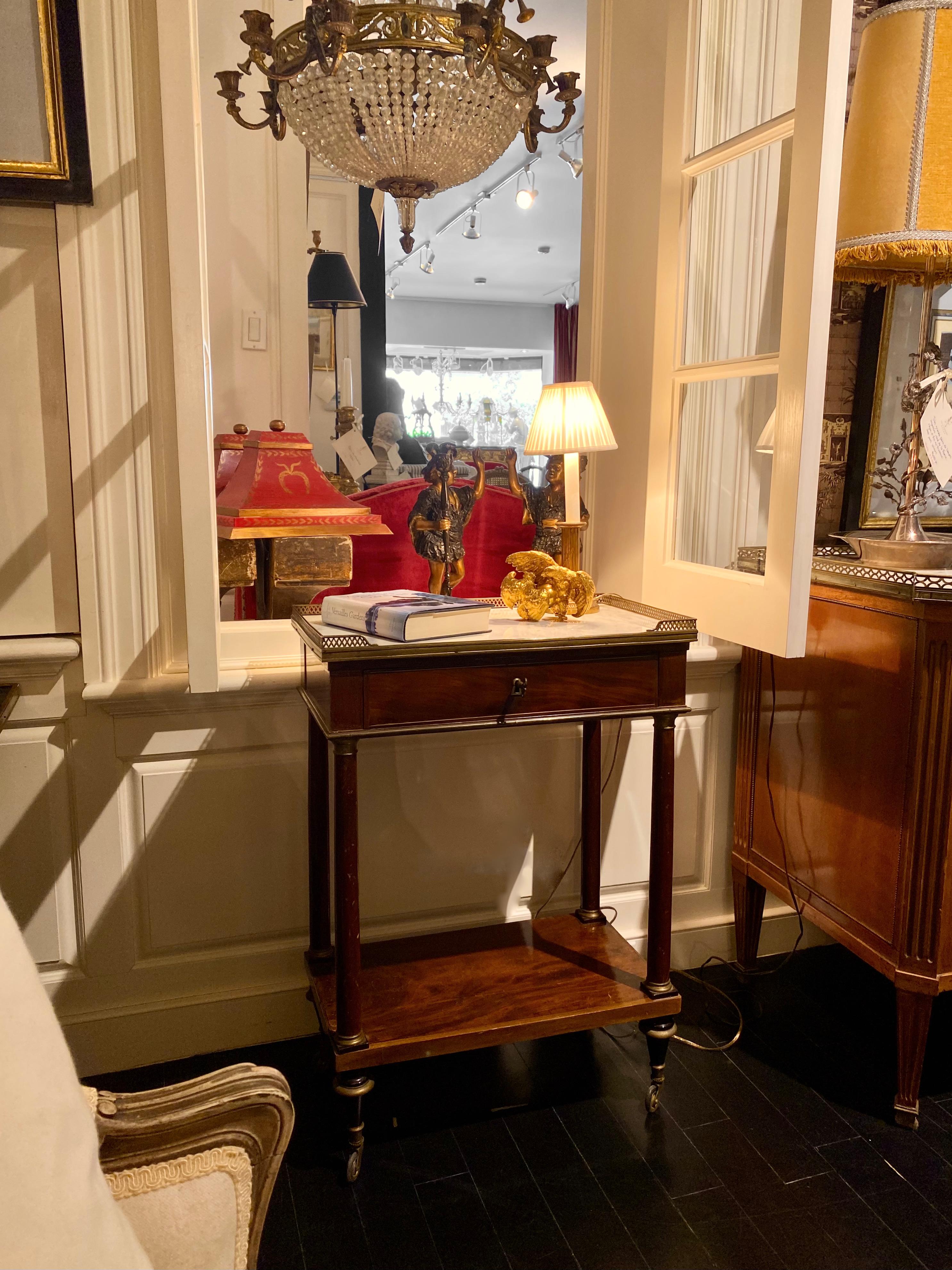 Französischer Schreibtisch mit französischer Marmorplatte, bearbeitete Lederschreibfläche, auf Rollen im Angebot 15
