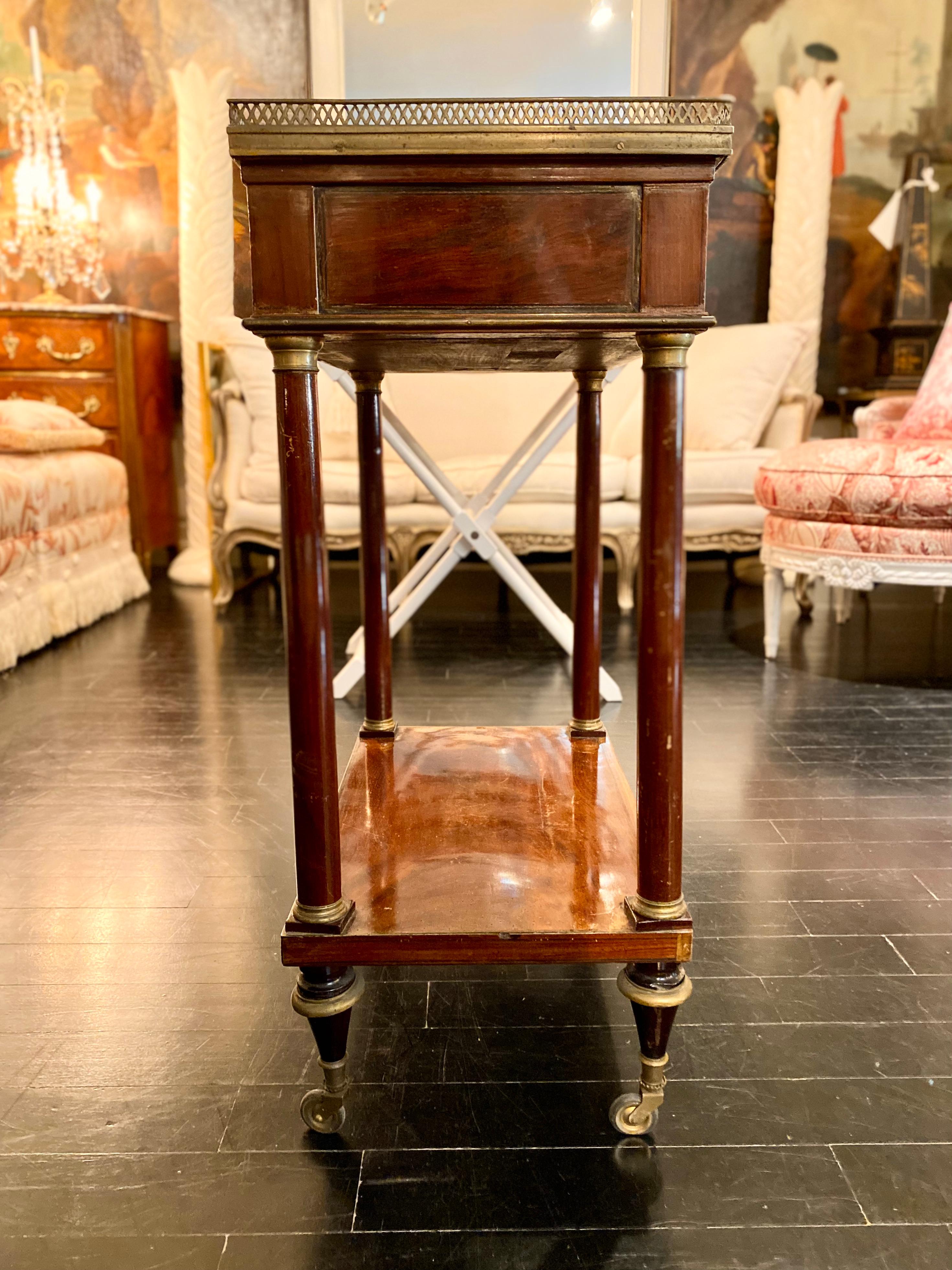 Französischer Schreibtisch mit französischer Marmorplatte, bearbeitete Lederschreibfläche, auf Rollen (19. Jahrhundert) im Angebot