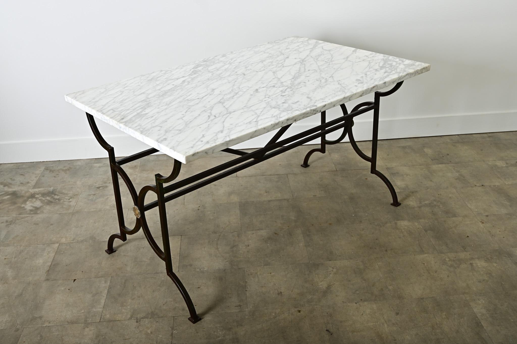 Una base per tavolo da lavoro in ferro battuto del XIX secolo abbinata a un piano in marmo bianco (più recente) con patina complementare. La lastra spessa rivela un sottile merletto di venature grigie in tutto il suo spessore, rifinito in modo