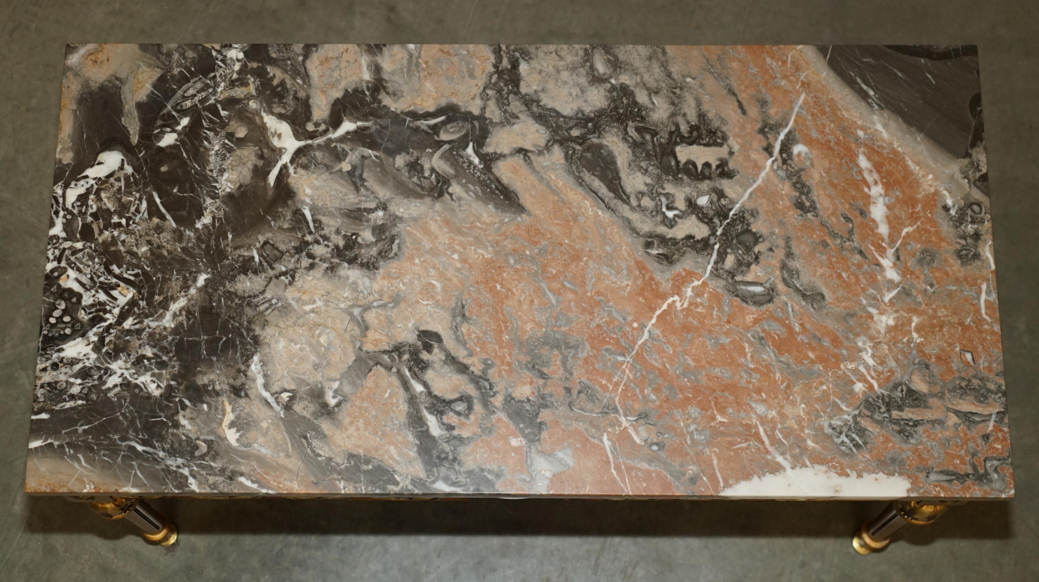 TABLE COFFEE FRANÇAISE EN CUIR DOré À TOPPE DE MARbre FRANÇAIS AVEC MARQUE PARIS PAINTE SIGNÉE en vente 2