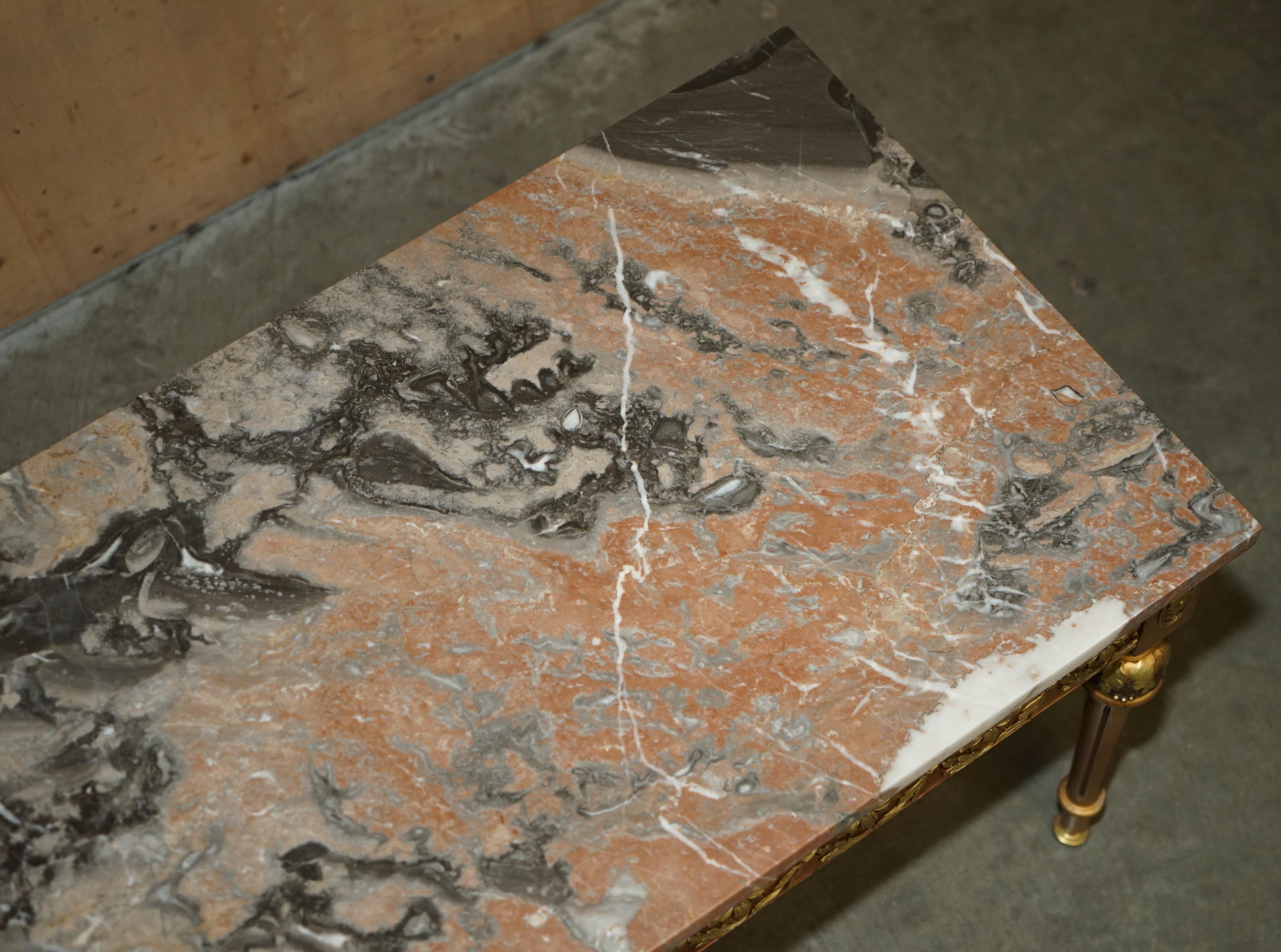 TABLE COFFEE FRANÇAISE EN CUIR DOré À TOPPE DE MARbre FRANÇAIS AVEC MARQUE PARIS PAINTE SIGNÉE en vente 4