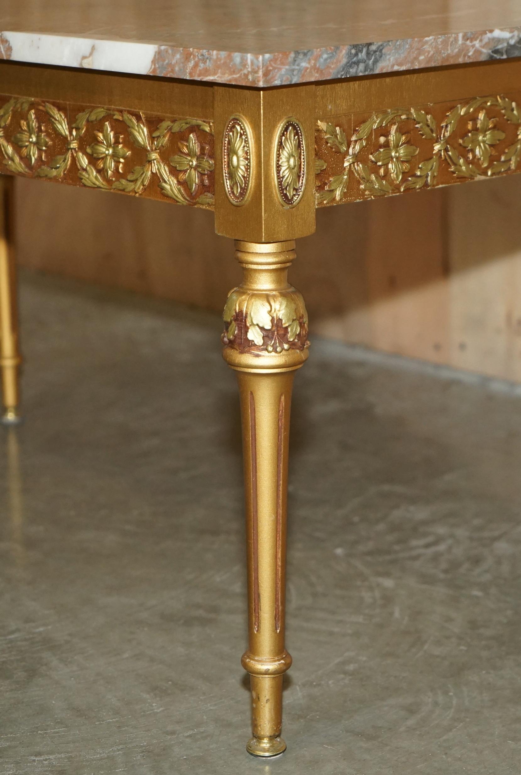 TABLE COFFEE FRANÇAISE EN CUIR DOré À TOPPE DE MARbre FRANÇAIS AVEC MARQUE PARIS PAINTE SIGNÉE en vente 5