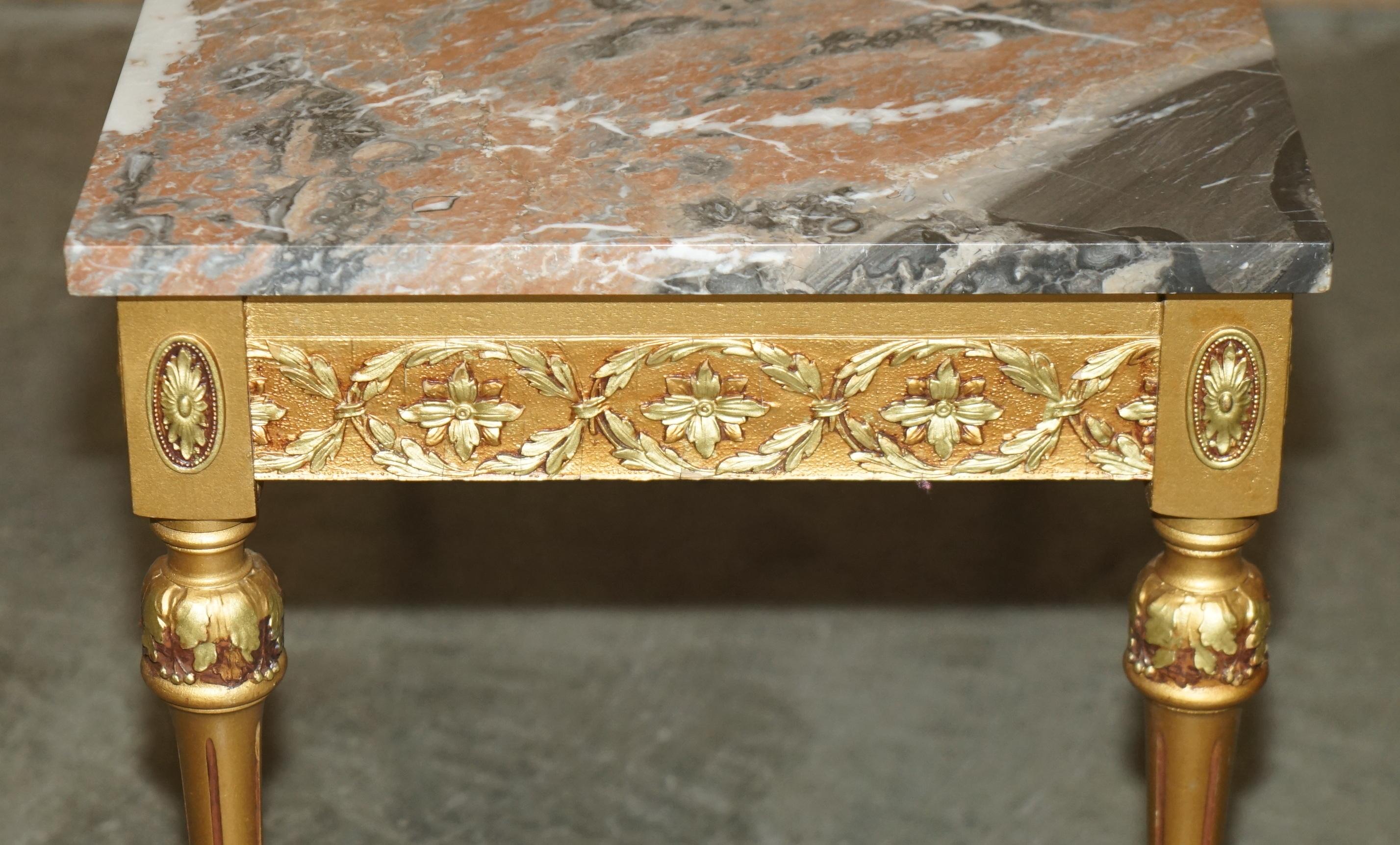 TABLE COFFEE FRANÇAISE EN CUIR DOré À TOPPE DE MARbre FRANÇAIS AVEC MARQUE PARIS PAINTE SIGNÉE en vente 7
