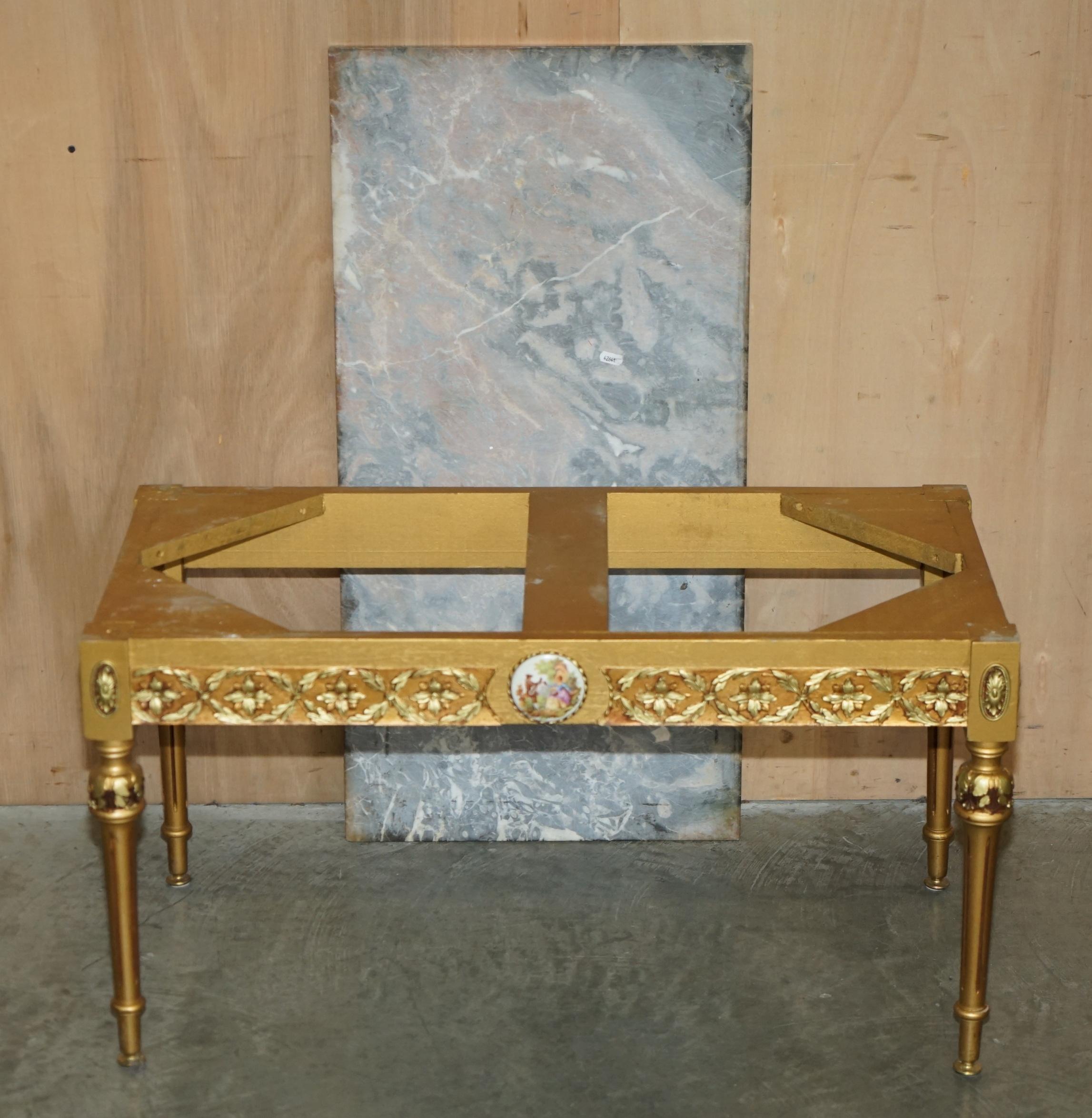 TABLE COFFEE FRANÇAISE EN CUIR DOré À TOPPE DE MARbre FRANÇAIS AVEC MARQUE PARIS PAINTE SIGNÉE en vente 8