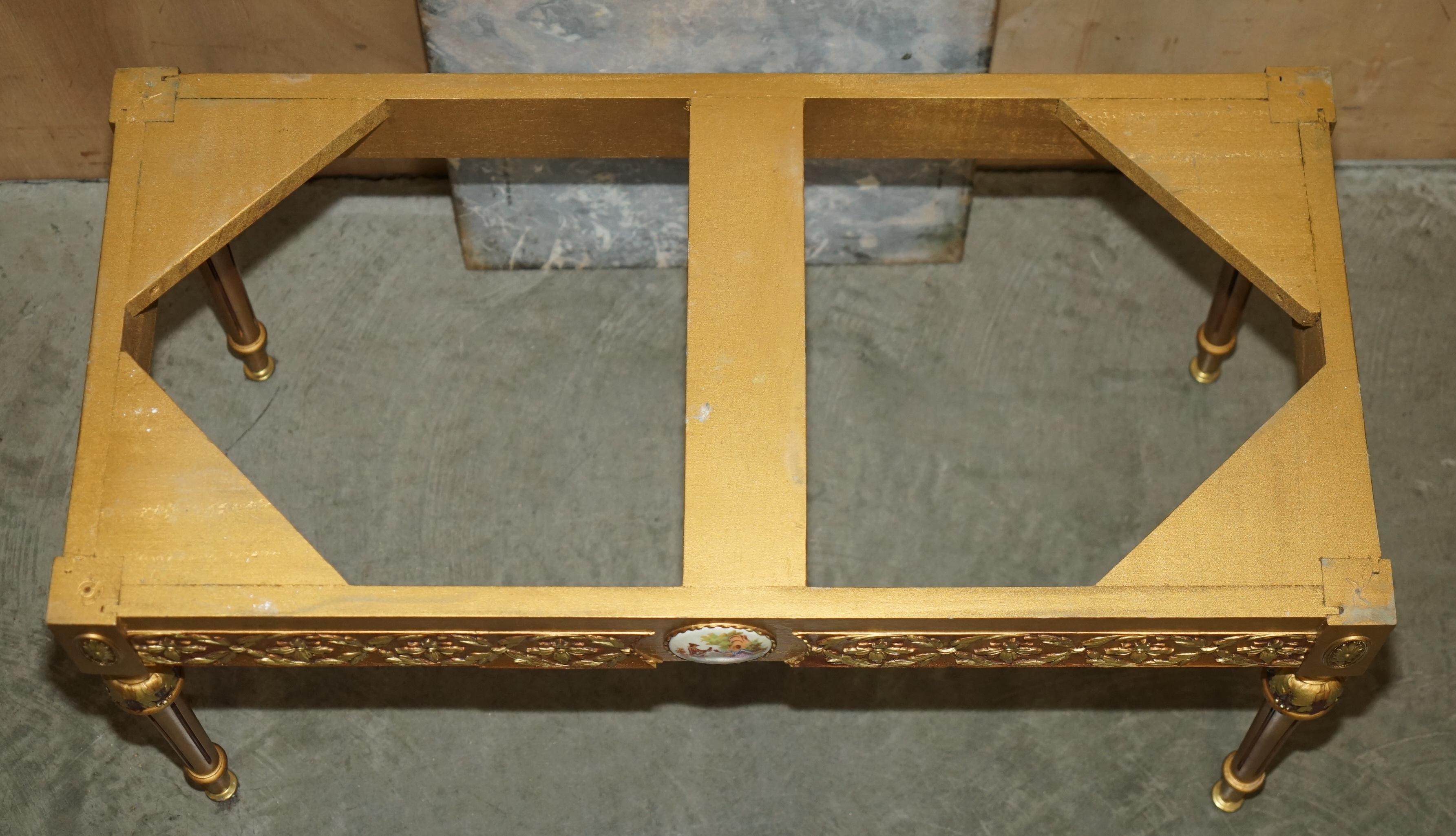 TABLE COFFEE FRANÇAISE EN CUIR DOré À TOPPE DE MARbre FRANÇAIS AVEC MARQUE PARIS PAINTE SIGNÉE en vente 9