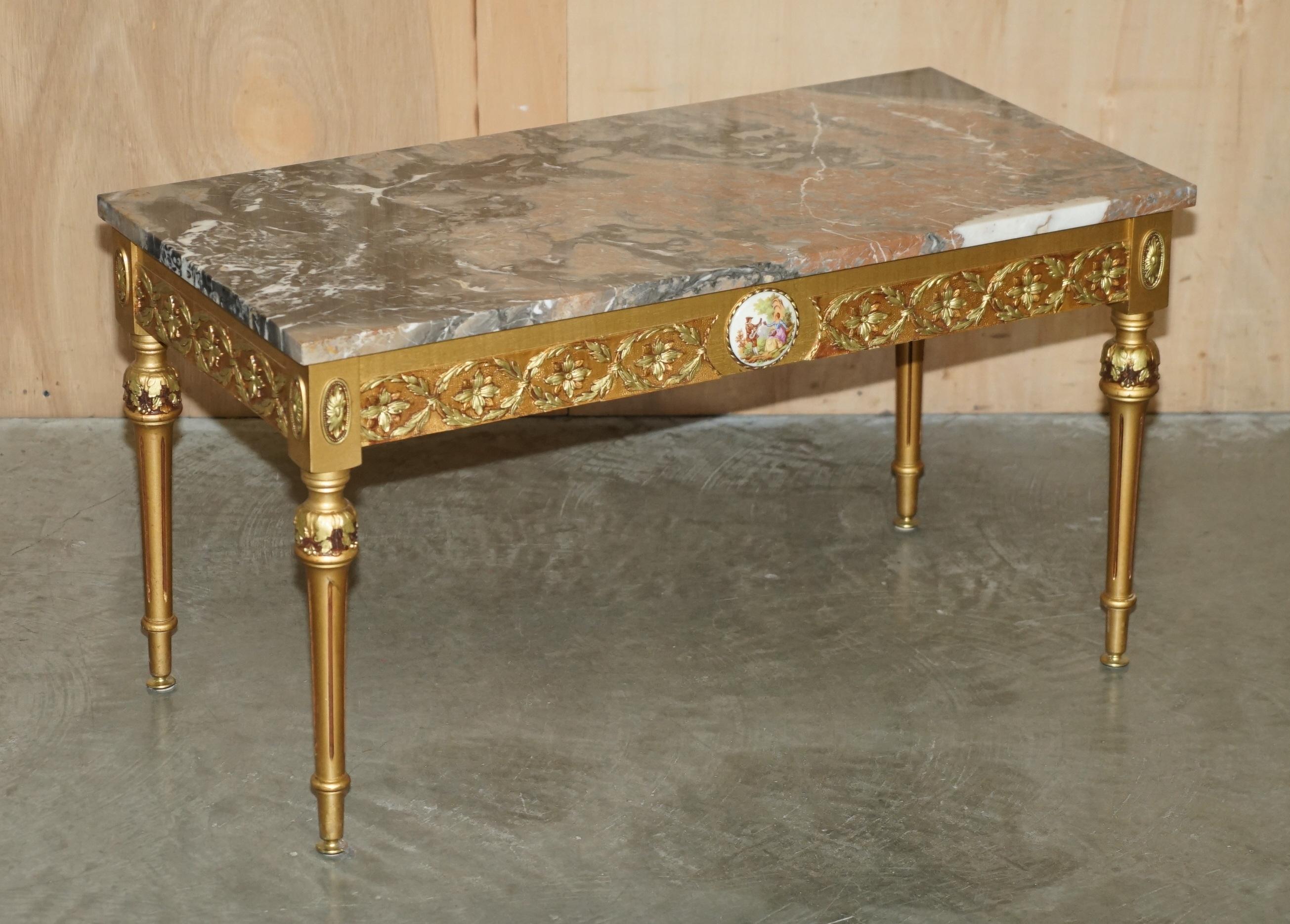 Royal House Antiques

The House of Antiques a le plaisir d'offrir à la vente cette table basse très décorative, fabriquée à la main en France, avec un plateau en marbre, un cadre sculpté en bois doré et une plaque peinte à la main signée Fragomard