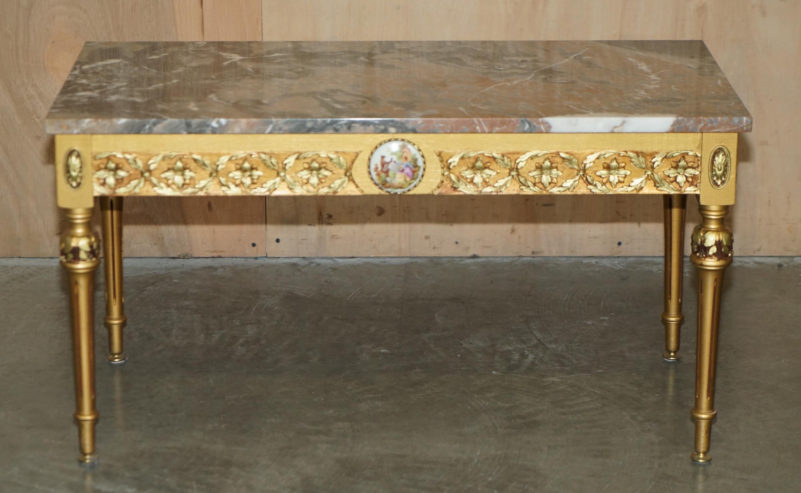 Regency TABLE COFFEE FRANÇAISE EN CUIR DOré À TOPPE DE MARbre FRANÇAIS AVEC MARQUE PARIS PAINTE SIGNÉE en vente