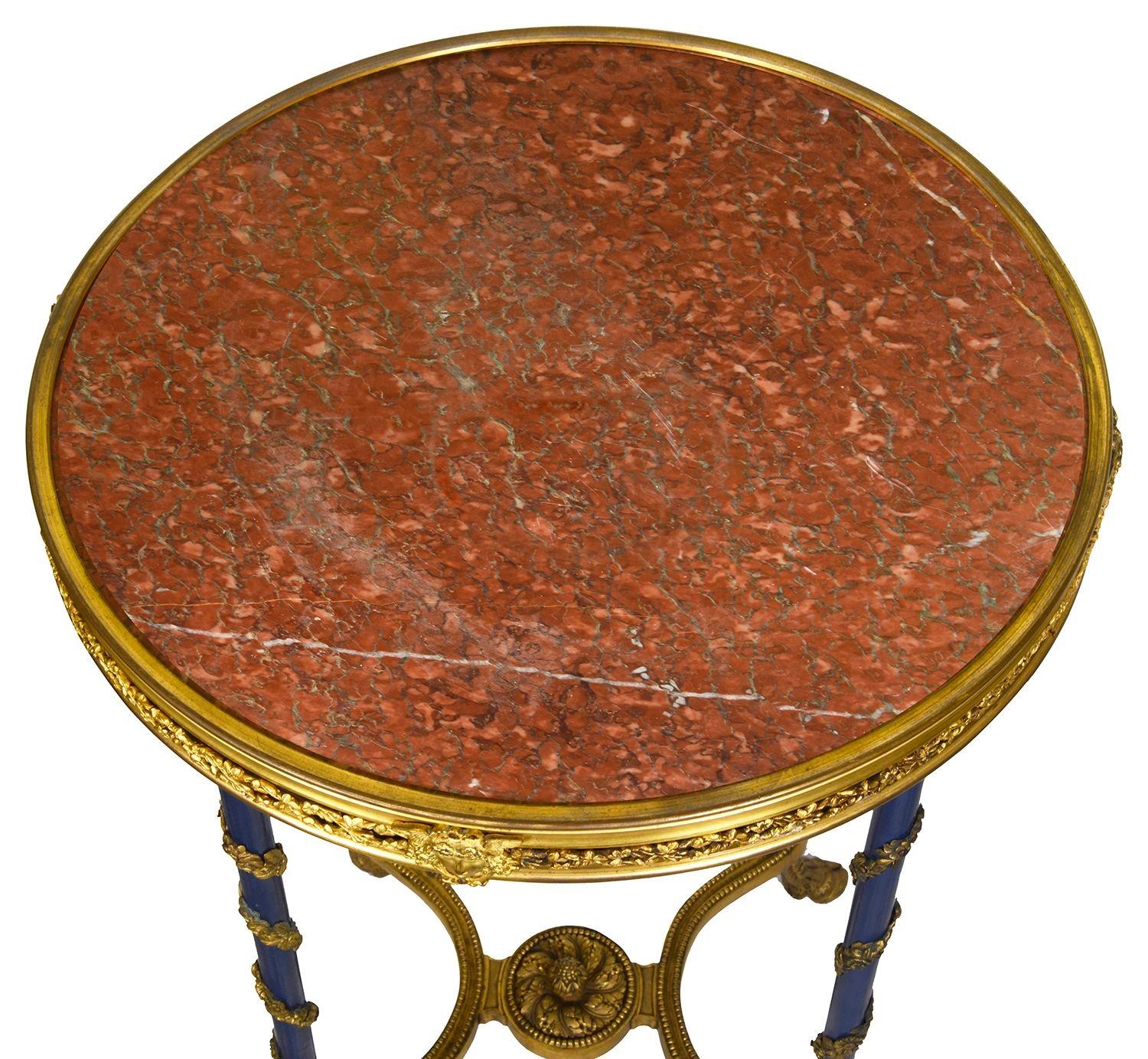 Très bonne qualité de Guéridon de la fin du 19ème siècle en marbre rouge français, monté en bronze doré, avec des pieds ronds et effilés avec un enroulement de feuillage en bronze doré, se terminant par des pieds en forme de sabot. À la manière de
