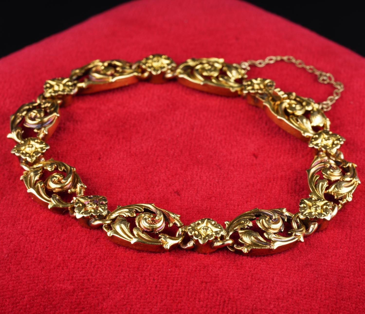 French Marks Rare Art Nouveau 18 Karat Gold Carved Bracelet In Good Condition For Sale In Napoli, IT