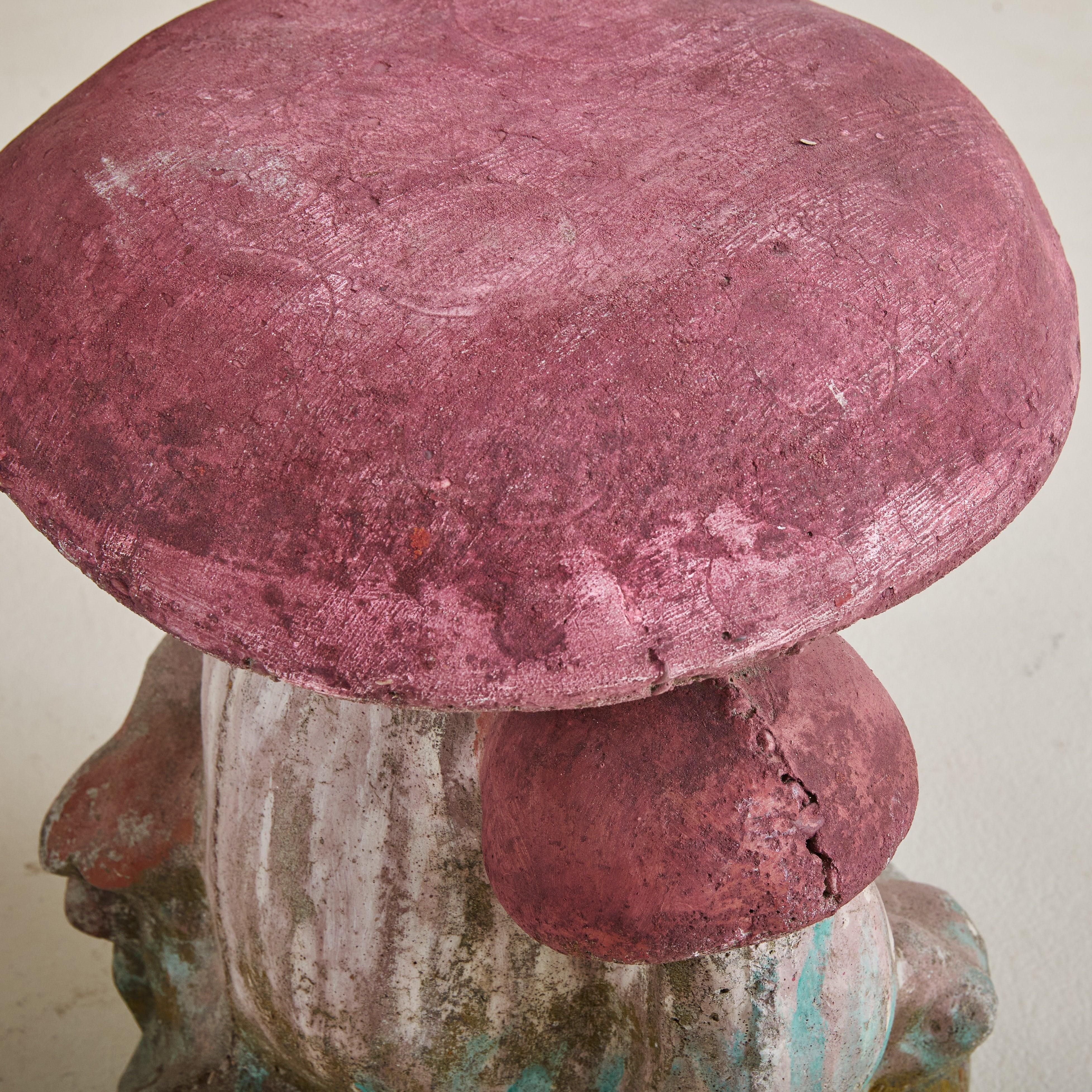 Sgabello a fungo o scultura da giardino in cemento dipinto a mano francese degli anni '60, con piano marrone e piccoli funghi decorativi lungo la base dai riflessi verdi. Questo pezzo di arredamento da giardino può essere utilizzato sia all'interno