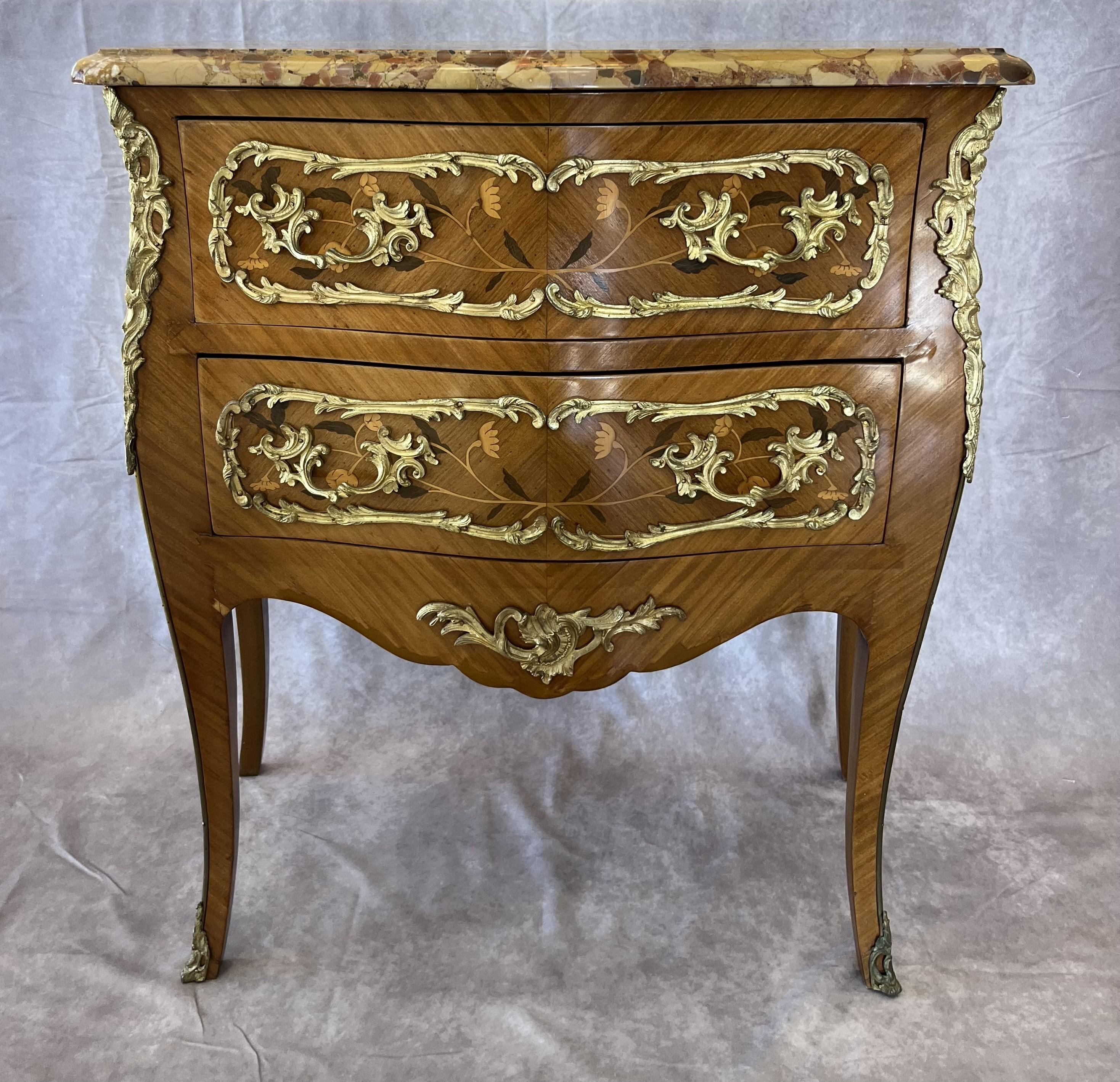 Commode de style Louis XV à tiroirs estampillée Sormani sur le bois, marqueterie florale et bronze doré monté avec le marbre tacheté d'origine.