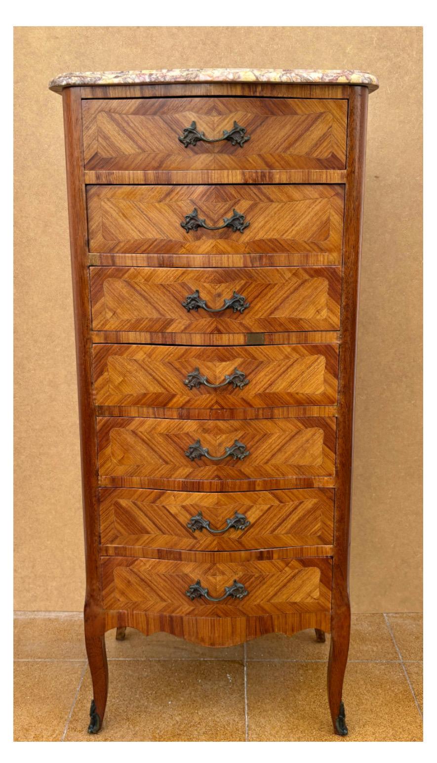 Cassettone francese di alta qualità in stile Luigi XV, con sette cassetti, piano in marmo originale e decorazioni originali in ormolu sui frontali dei cassetti e sulla base delle gambe anteriori. Questa cassettiera presenta intarsi in legno