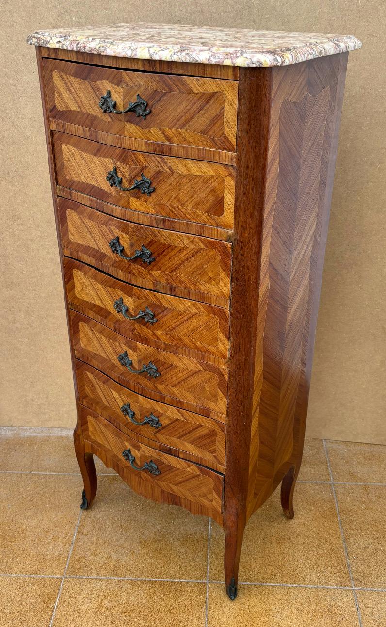 Luigi XV French Marquetry And Marble Top Tall Chest Of Seven Drawers in vendita