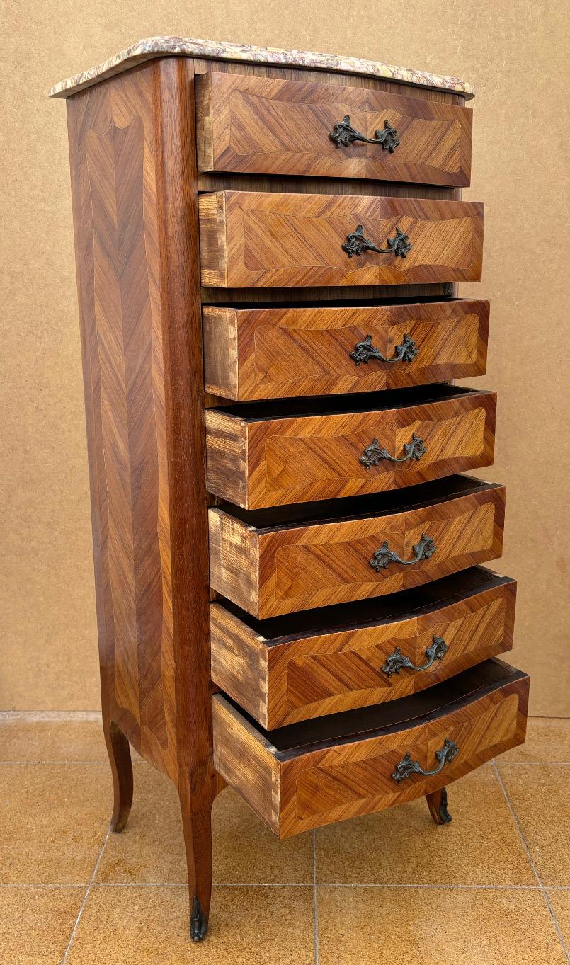 Francese French Marquetry And Marble Top Tall Chest Of Seven Drawers in vendita