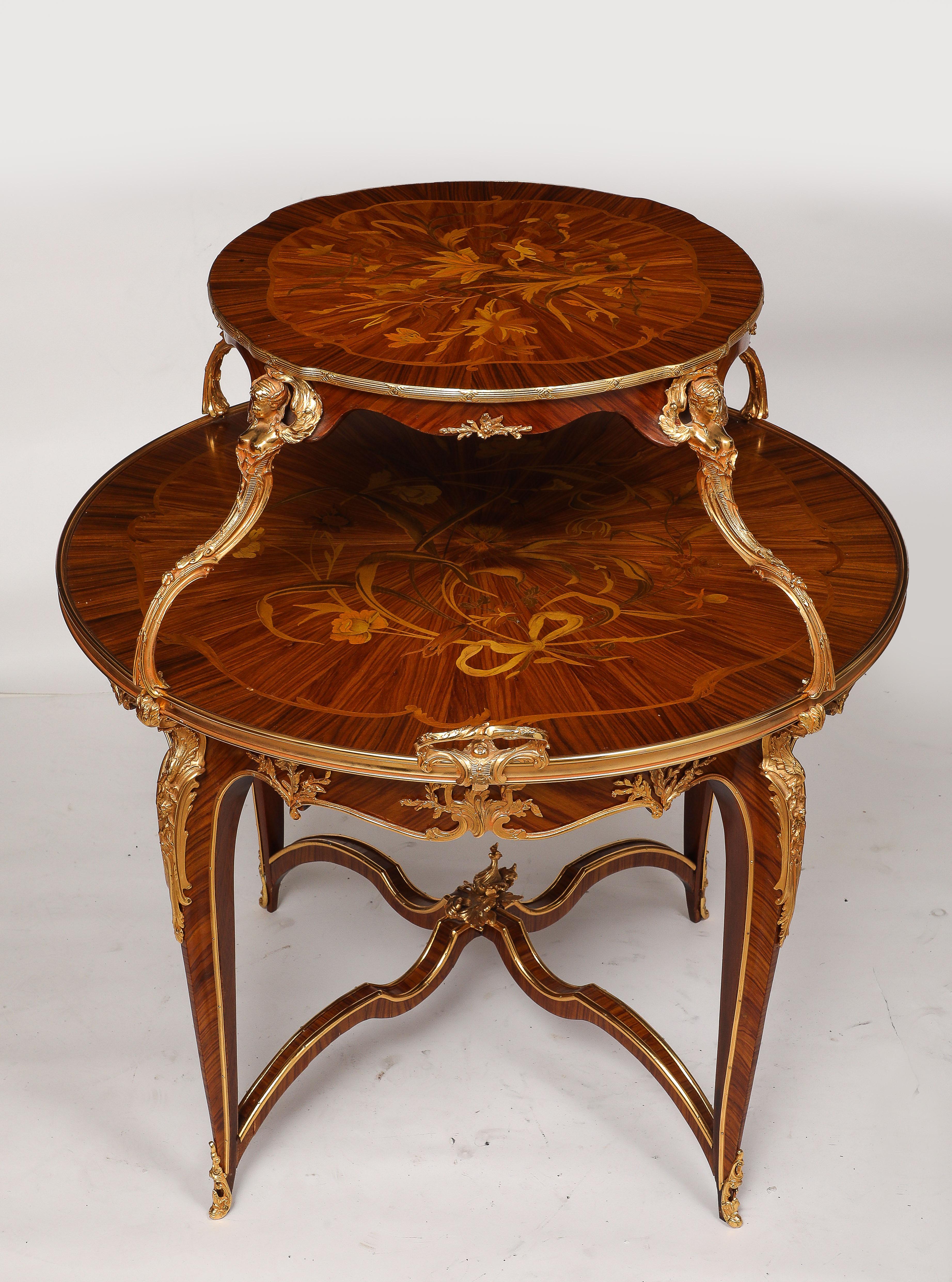 Zweistöckiger französischer Teetisch mit Intarsien und Ormolu-Montierung nach F. Linke (Louis XV.) im Angebot
