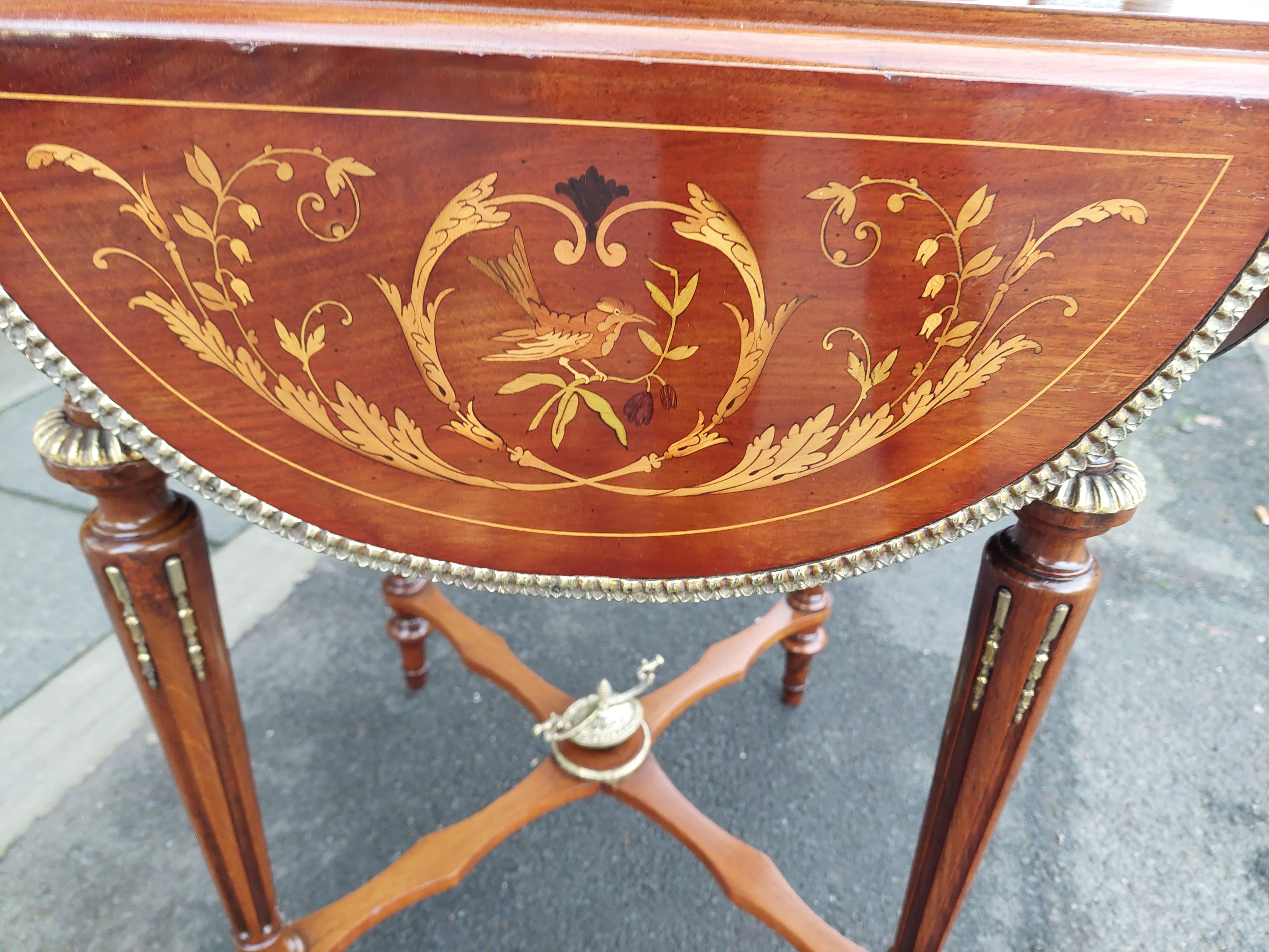 French Marquetry and Walnut Drop-Leaf Center Table c1900 In Good Condition For Sale In Altrincham, GB