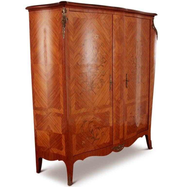 Armoire à bombe à deux portes en bois de roi et marqueterie, avec montures en bronze doré et trois étagères intérieures réglables, l'une avec des petits tiroirs ajustés. 



  