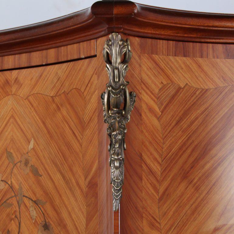 Français Armoire bombée en marqueterie française