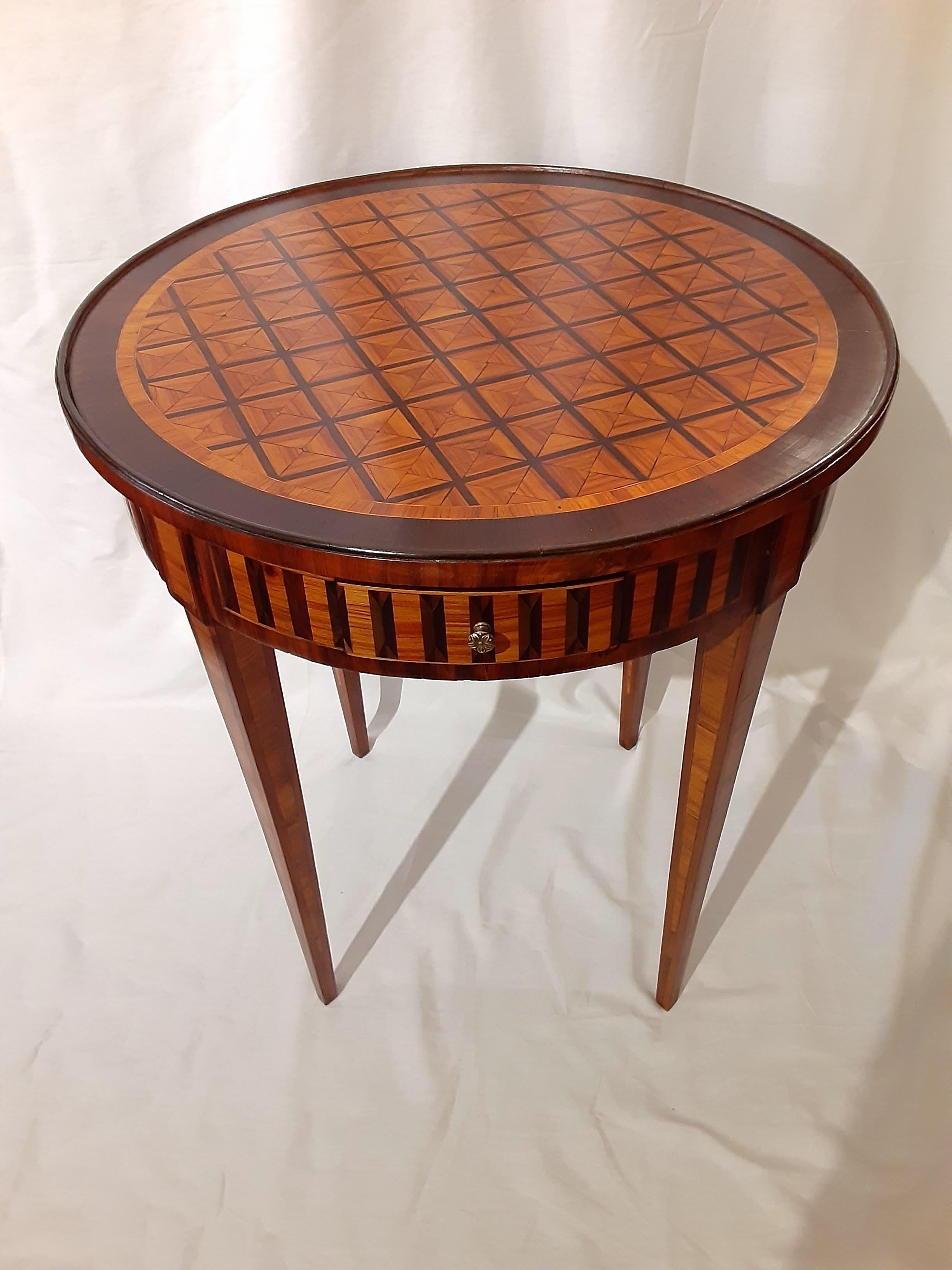 Very beautiful French Marquetry Bouillotte table, Louis XVI style, 19th century
Vernis au tampon

Dimensions:
Diameter 24