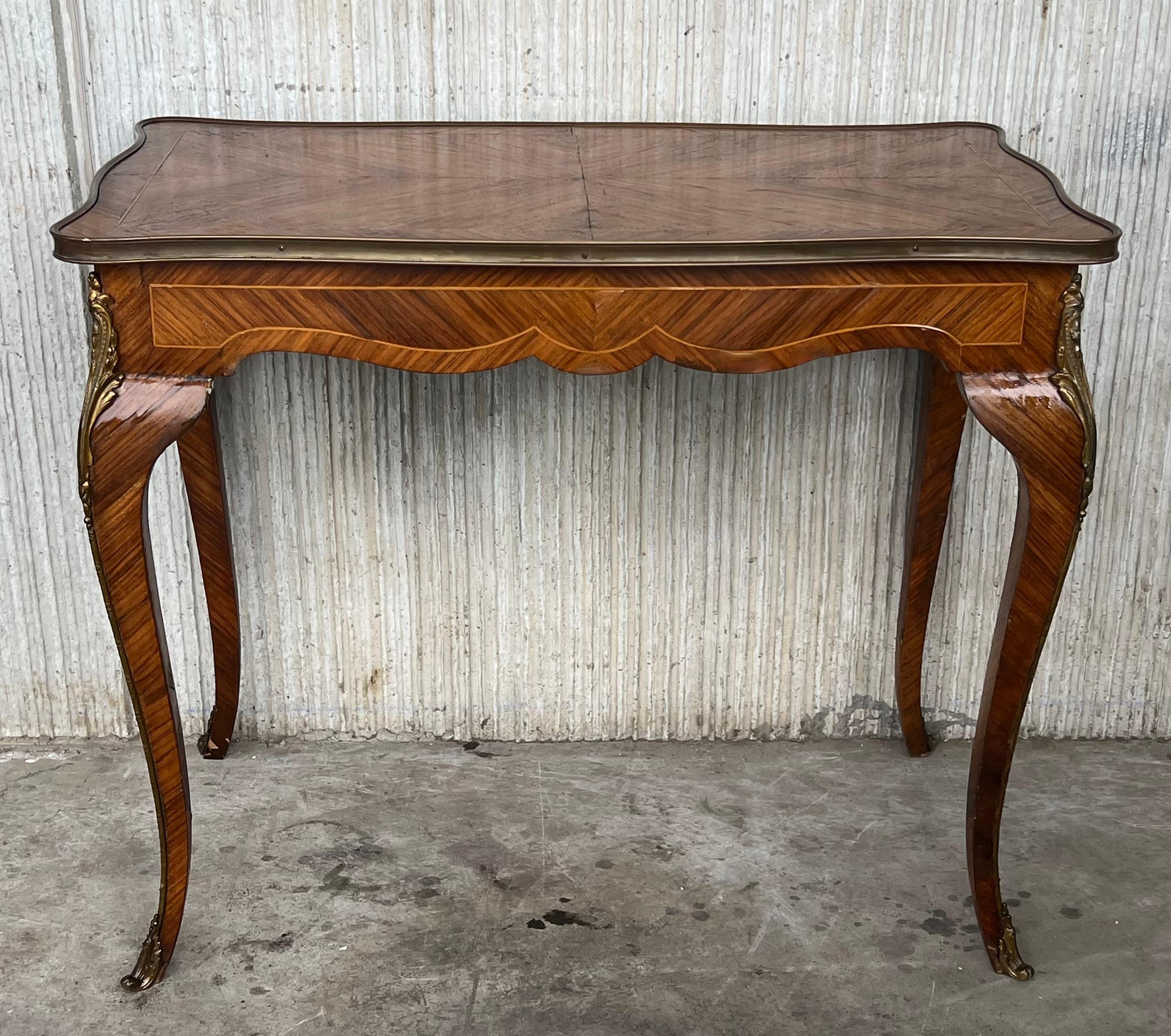 Merveilleuse table en marqueterie française et bronze doré que vous pouvez utiliser comme bureau, console, table centrale.