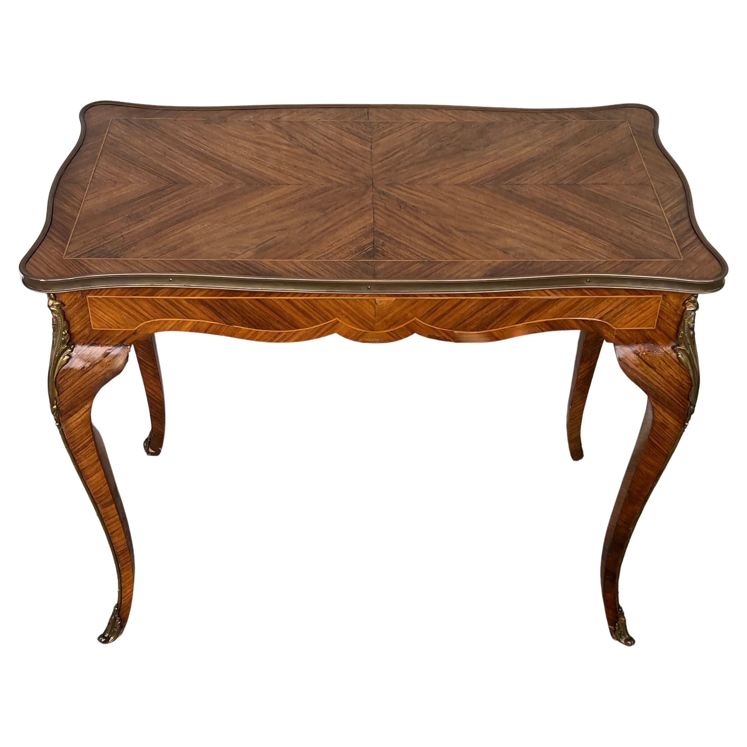 Mesa de centro o escritorio francesa con marquetería de bronce y montada sobre ormolina