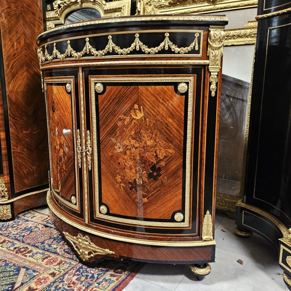 Raro y precioso  Armario esquinero 2 Puertas Marquetería Boulle Napoleón III Napoleón 3 Estampado Diehl, armario esquinero redondeado de dos puertas en marquetería de madera de frutal con motivos de flores y ramos en los paneles de las puertas. Rica