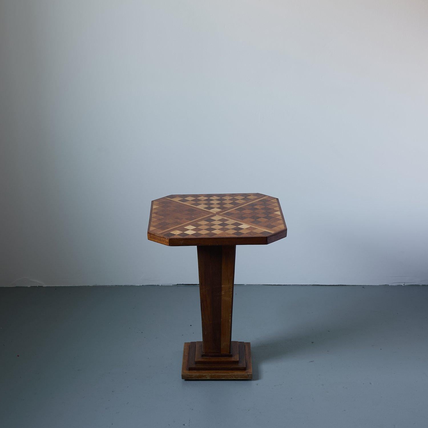 Años 30 franceses. Mesa de juego para rascar, con un llamativo tablero a cuadros múltiples y pedestal y base de madera alternados. Cuatro pequeños cajones esquineros para tus fichas o Gauloises . 

Algo de lo que nunca te aburrirás de mirar. Algunas