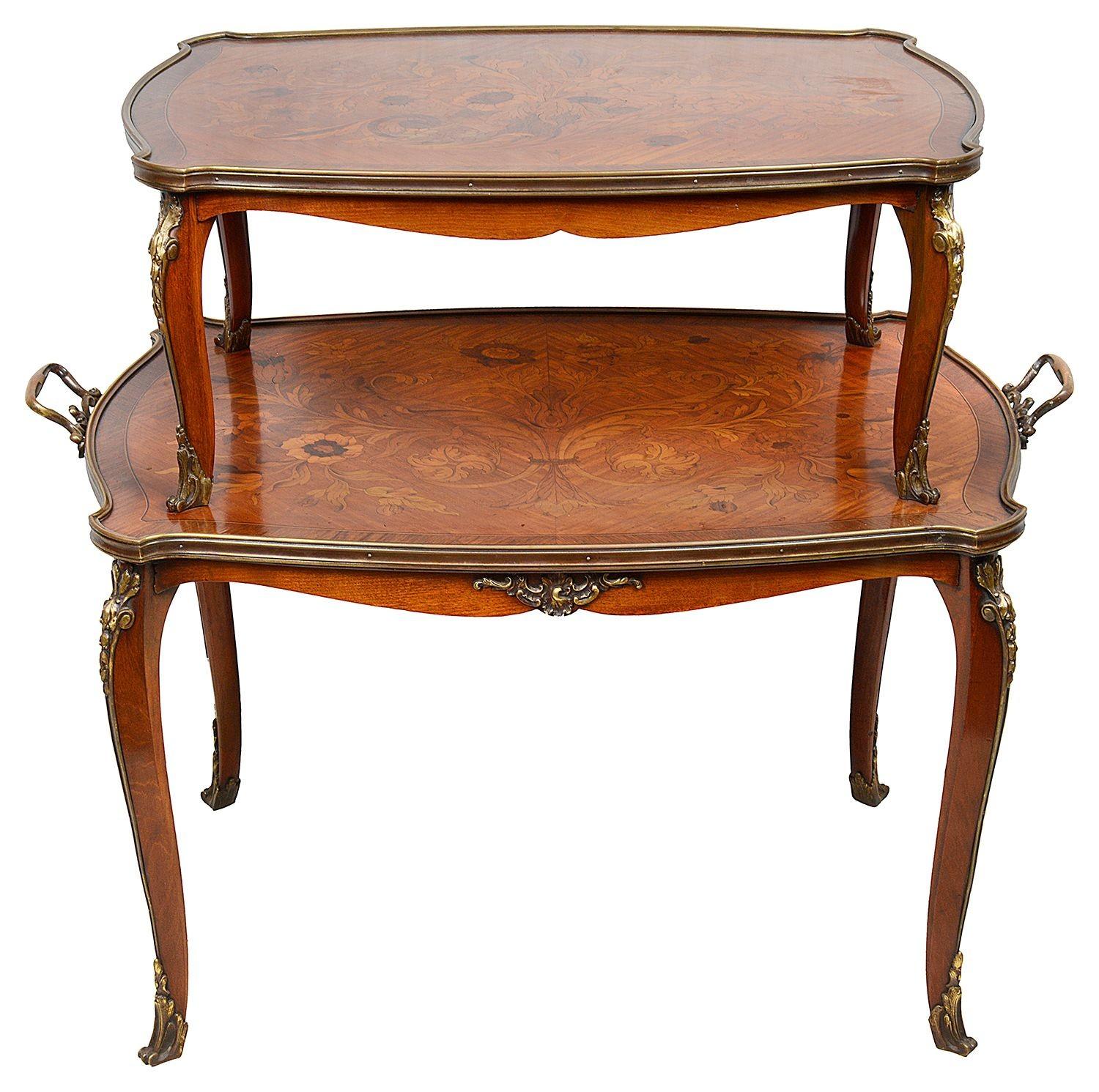 Elegia di qualità della fine del XIX secolo, intarsiata a due piani, con splendide decorazioni a volute e intarsi floreali, montature dorate e ormeggiate su eleganti supporti a cabriola.

Lotto 85 R CKZN 