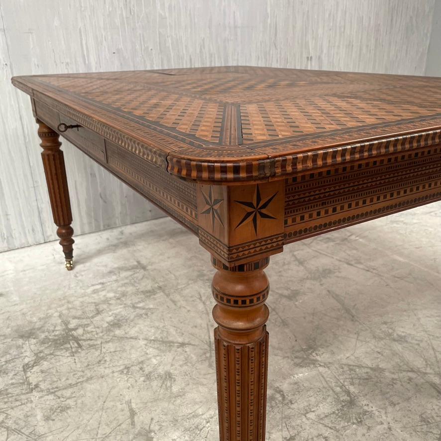 Französischer Spieltisch mit Intarsienarbeit - atemberaubende Qualität (19. Jahrhundert) im Angebot