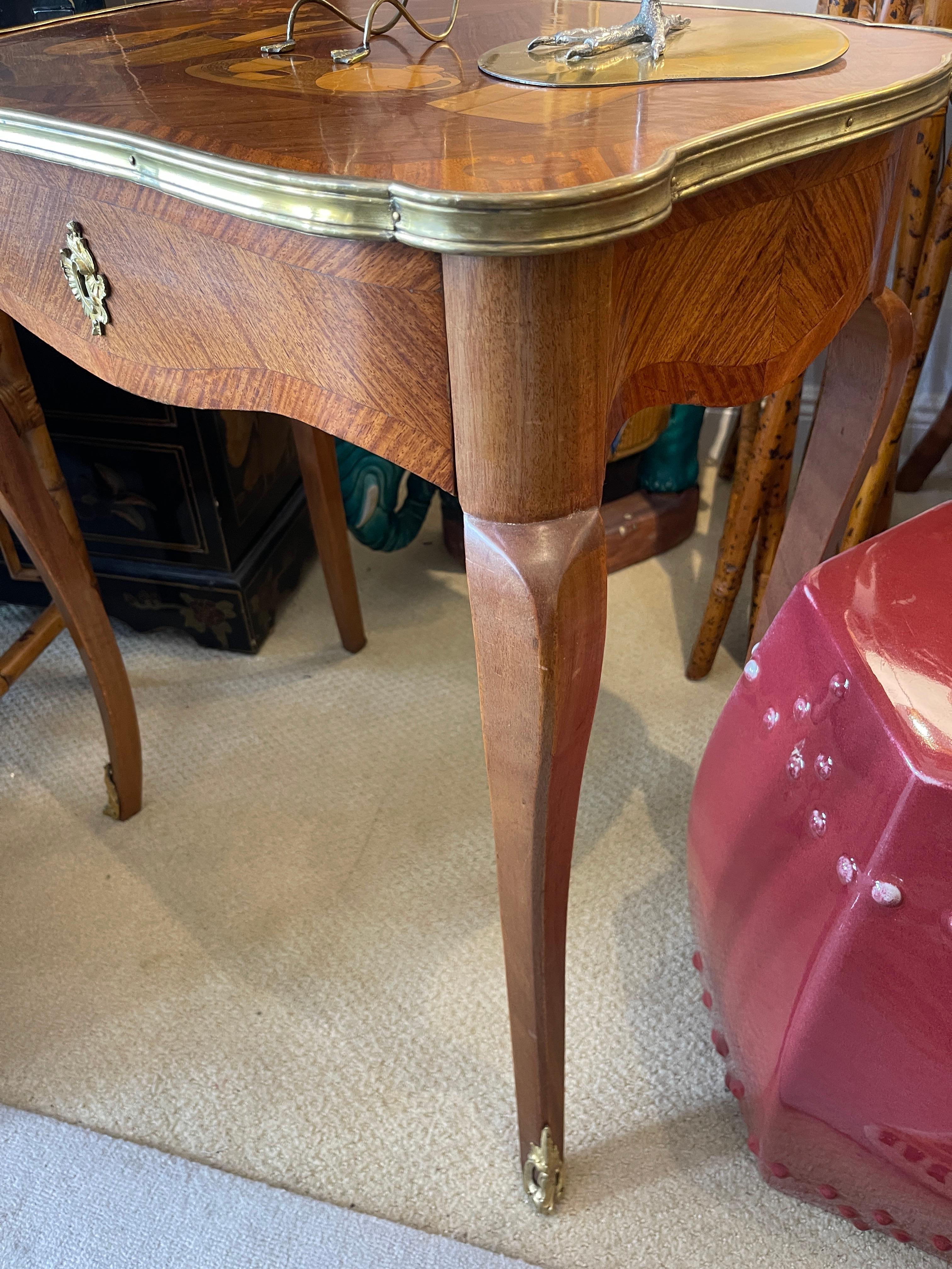Table à thé marquetée française avec motif japonais, vers 1880 en vente 7