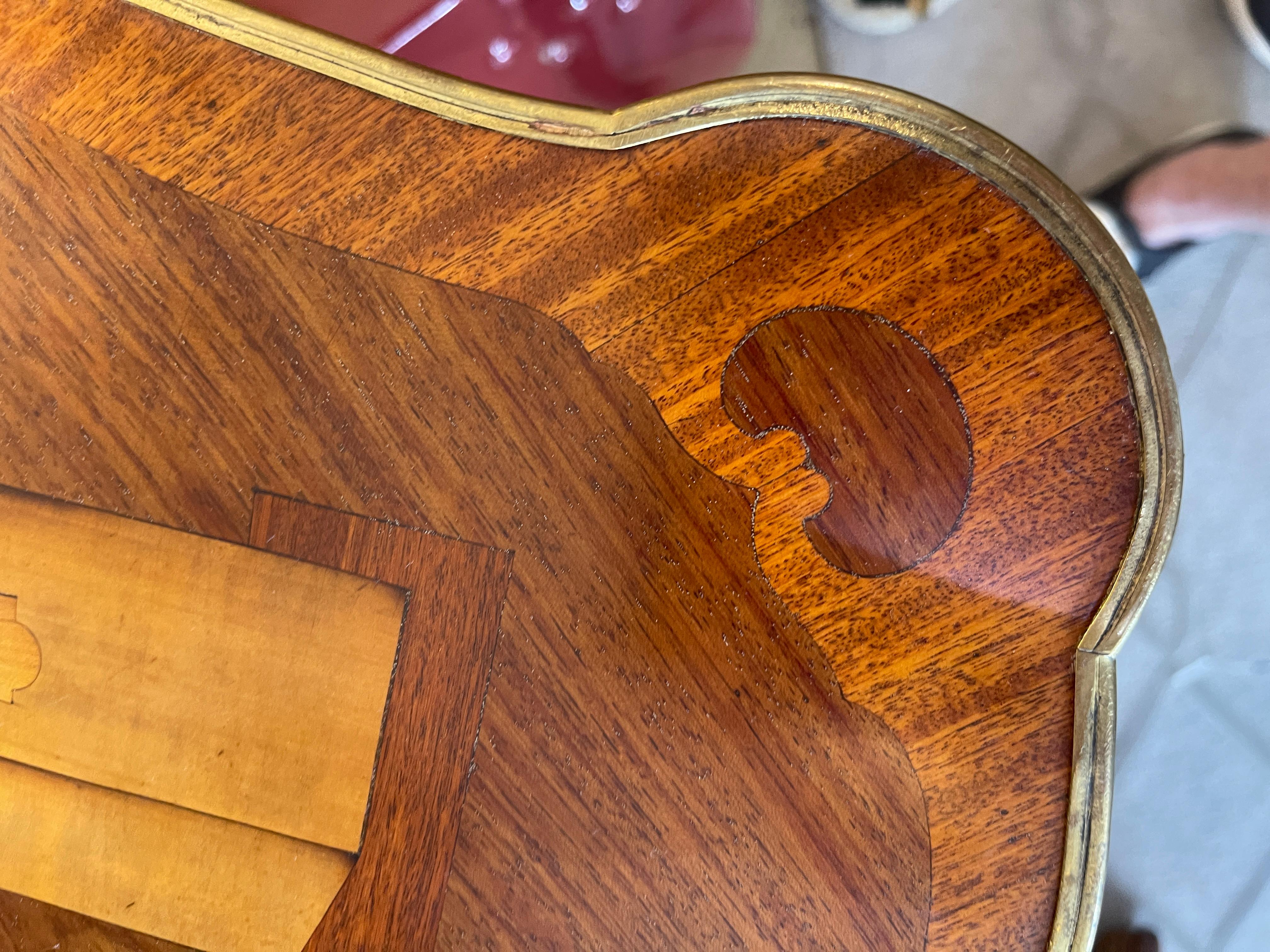 Table à thé marquetée française avec motif japonais, vers 1880 en vente 1