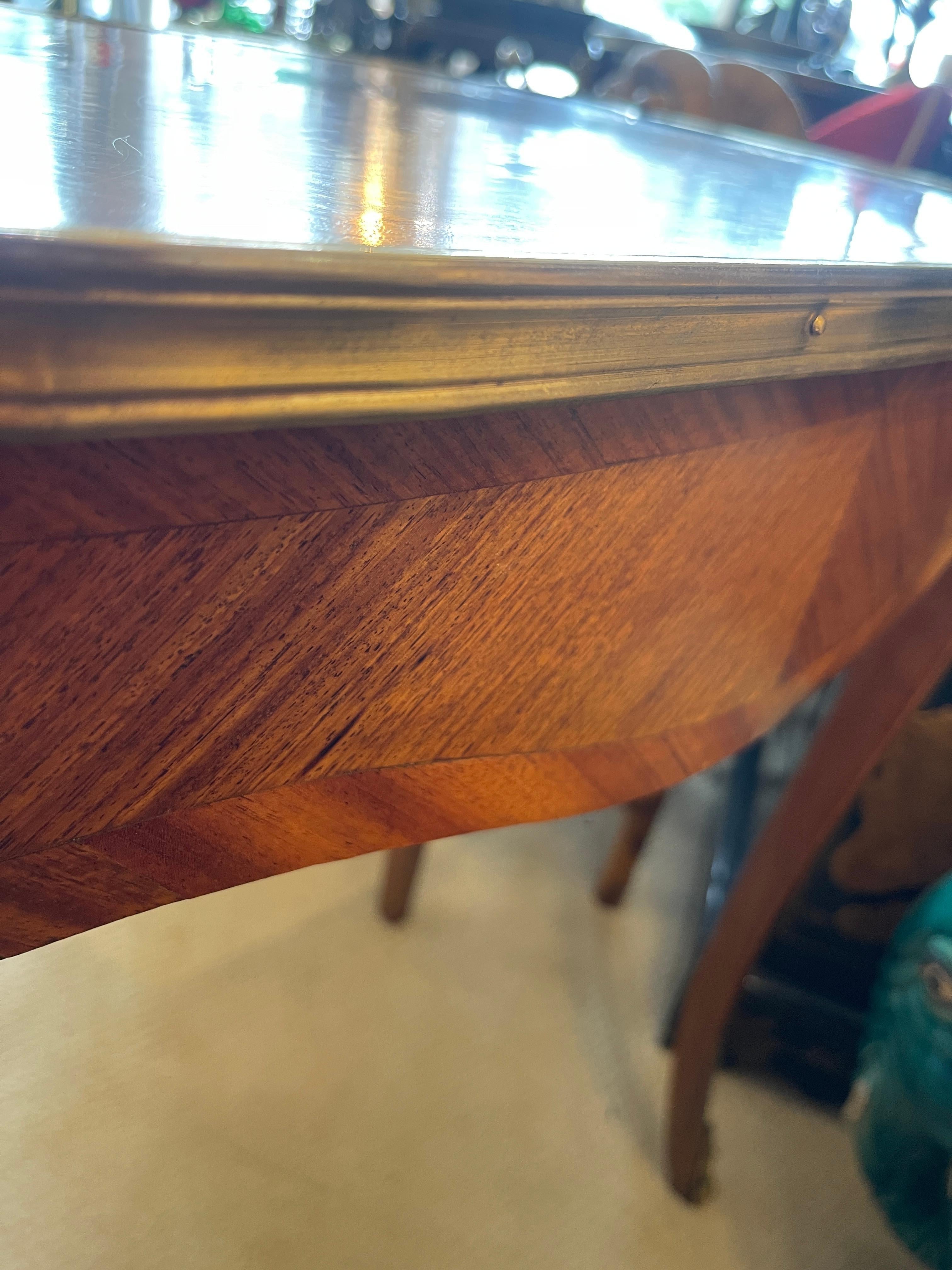 Table à thé marquetée française avec motif japonais, vers 1880 en vente 9