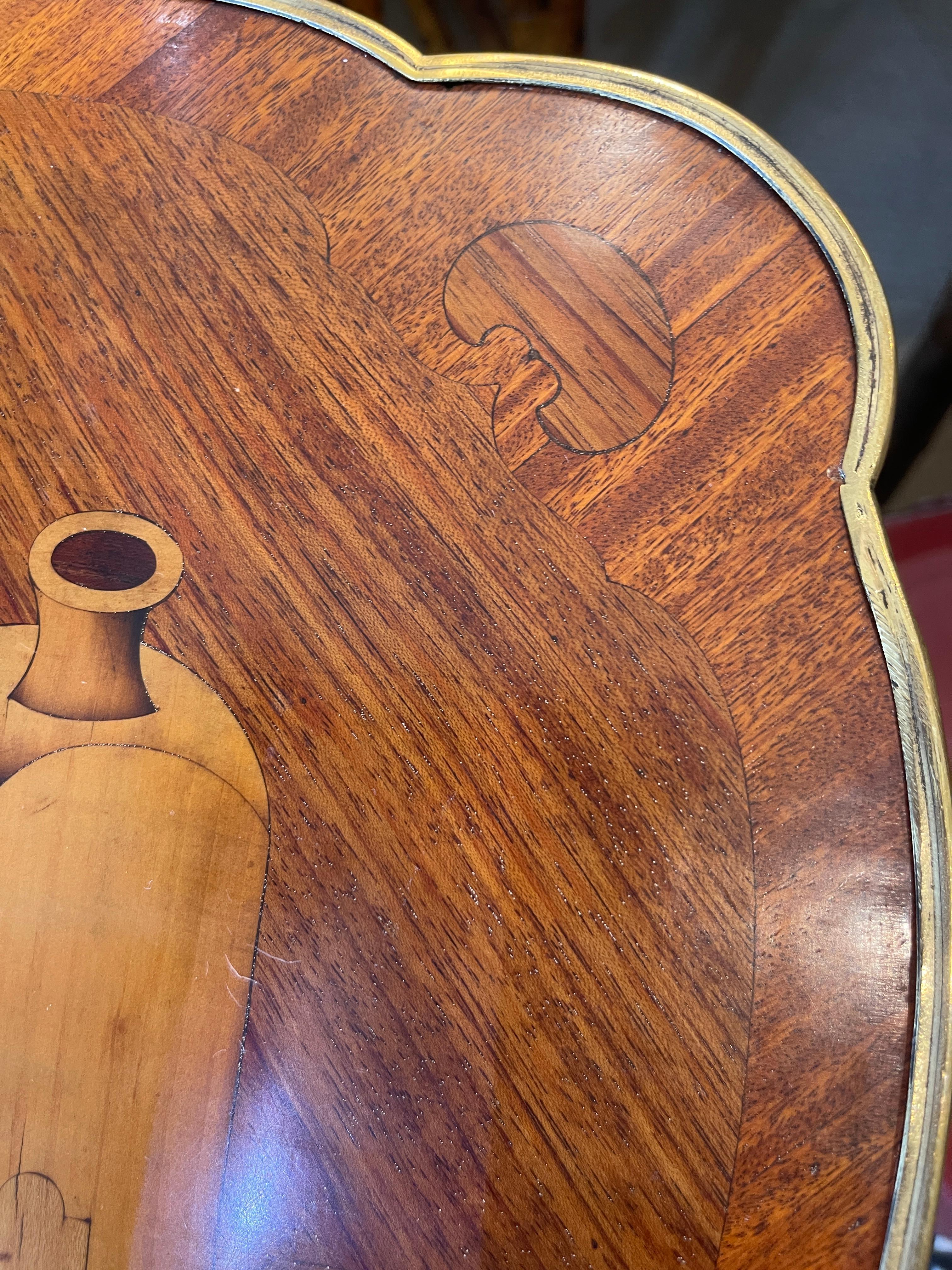 Table à thé marquetée française avec motif japonais, vers 1880 en vente 11