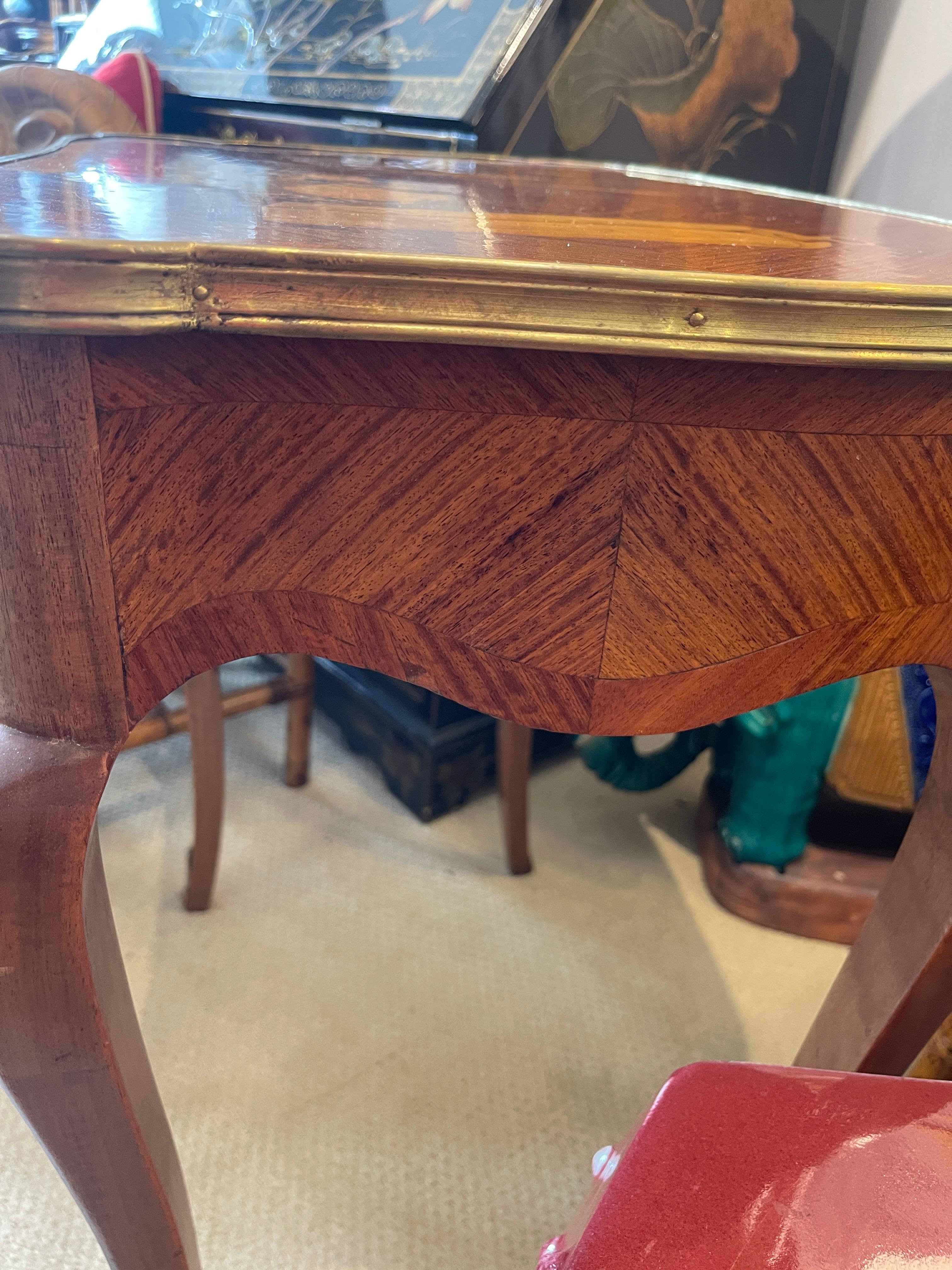 Table à thé marquetée française avec motif japonais, vers 1880 en vente 12