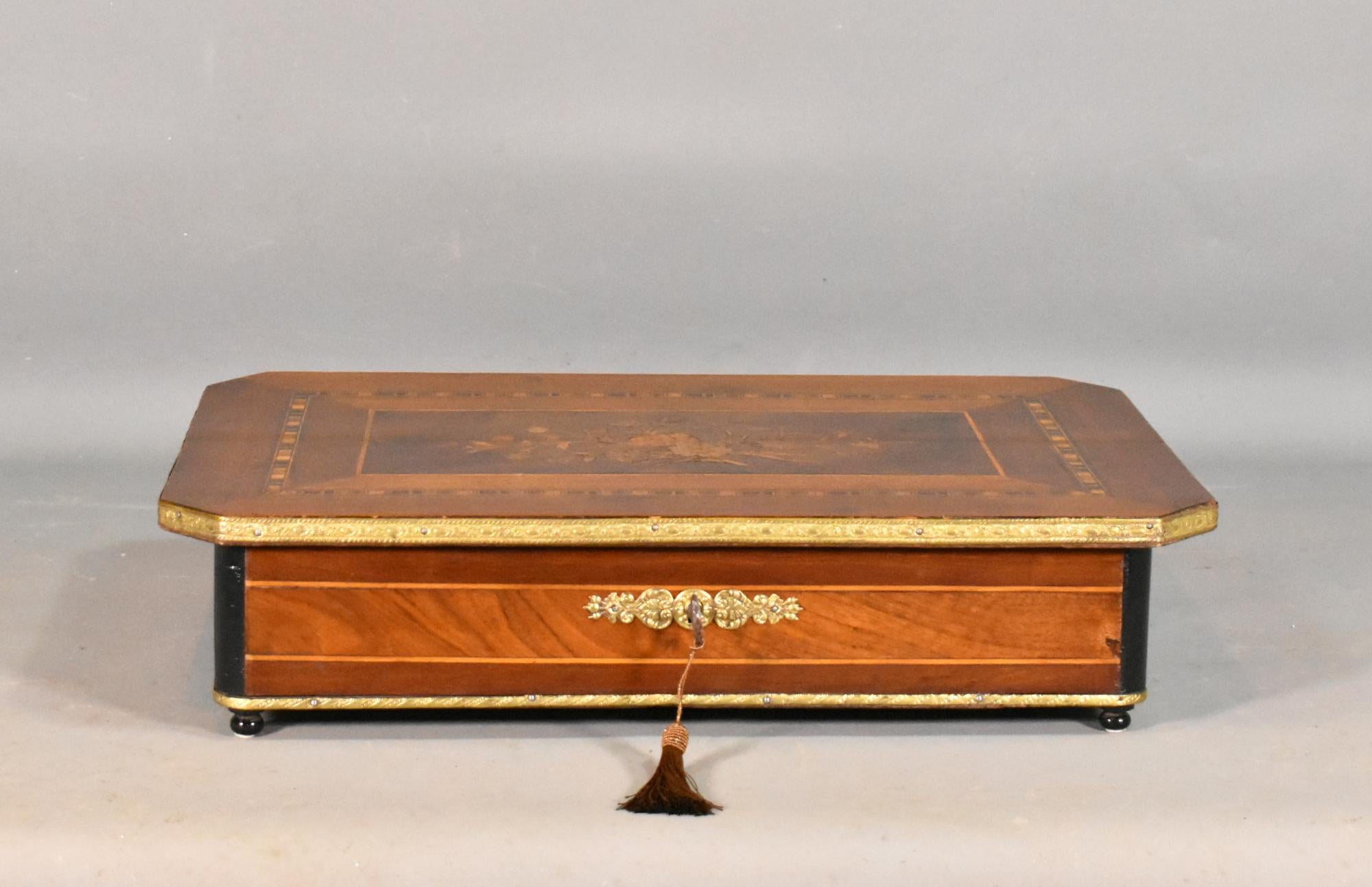 French Marquetry Jewellery Box Napoleon III 

This Napoleon III Marquetry Jewellery Box features a beautifully inlaid marquetry floral design to the top framed by multi-coloured decorative stringing lines. 

The outer edge is framed by a decorative