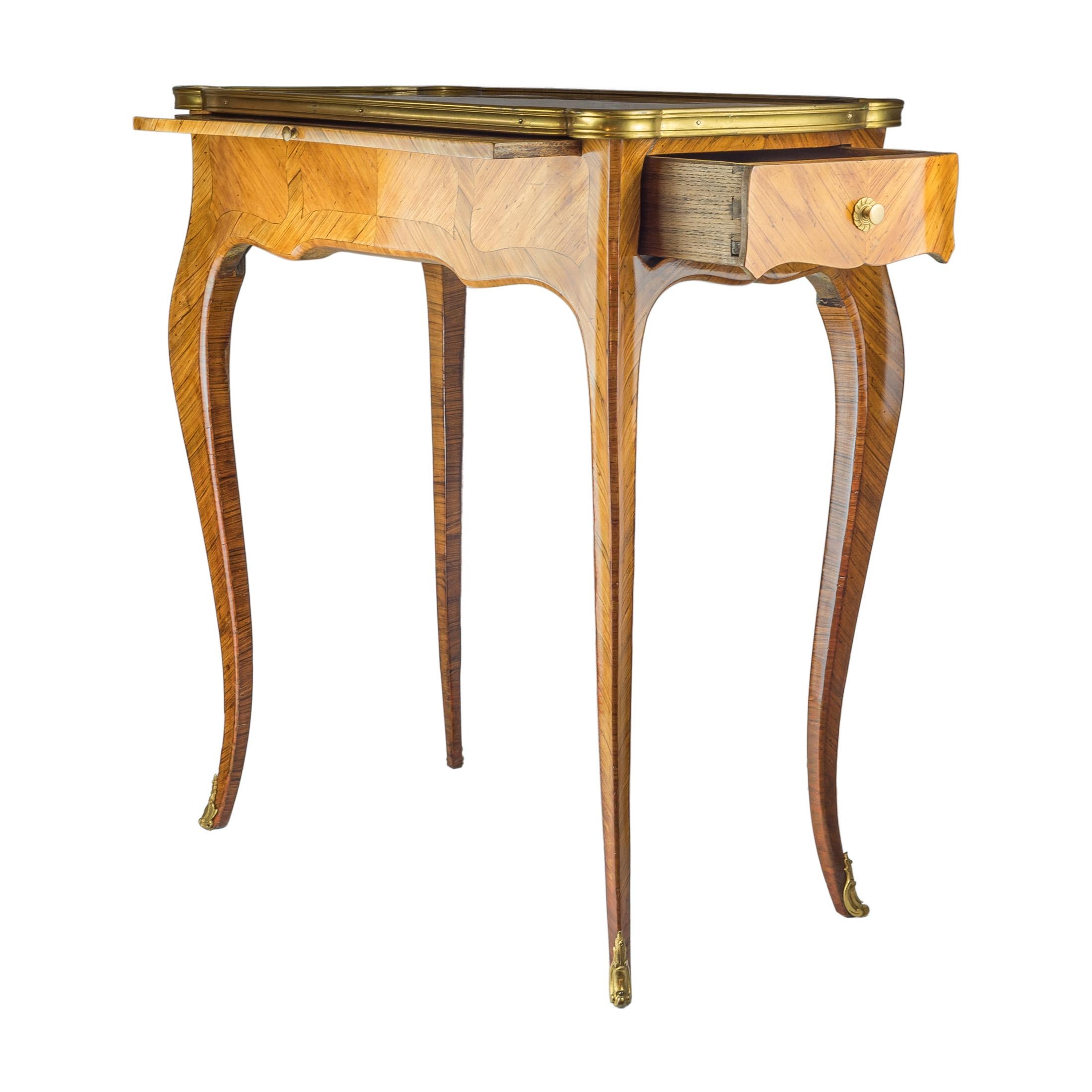 Une table rectangulaire à tiroirs en marqueterie française de bois de roi laqué de haute qualité.

Origine : Français
Date : fin du 19ème siècle
Dimension : H 27 1/2 x L 23 1/4 x P 14 pouces.