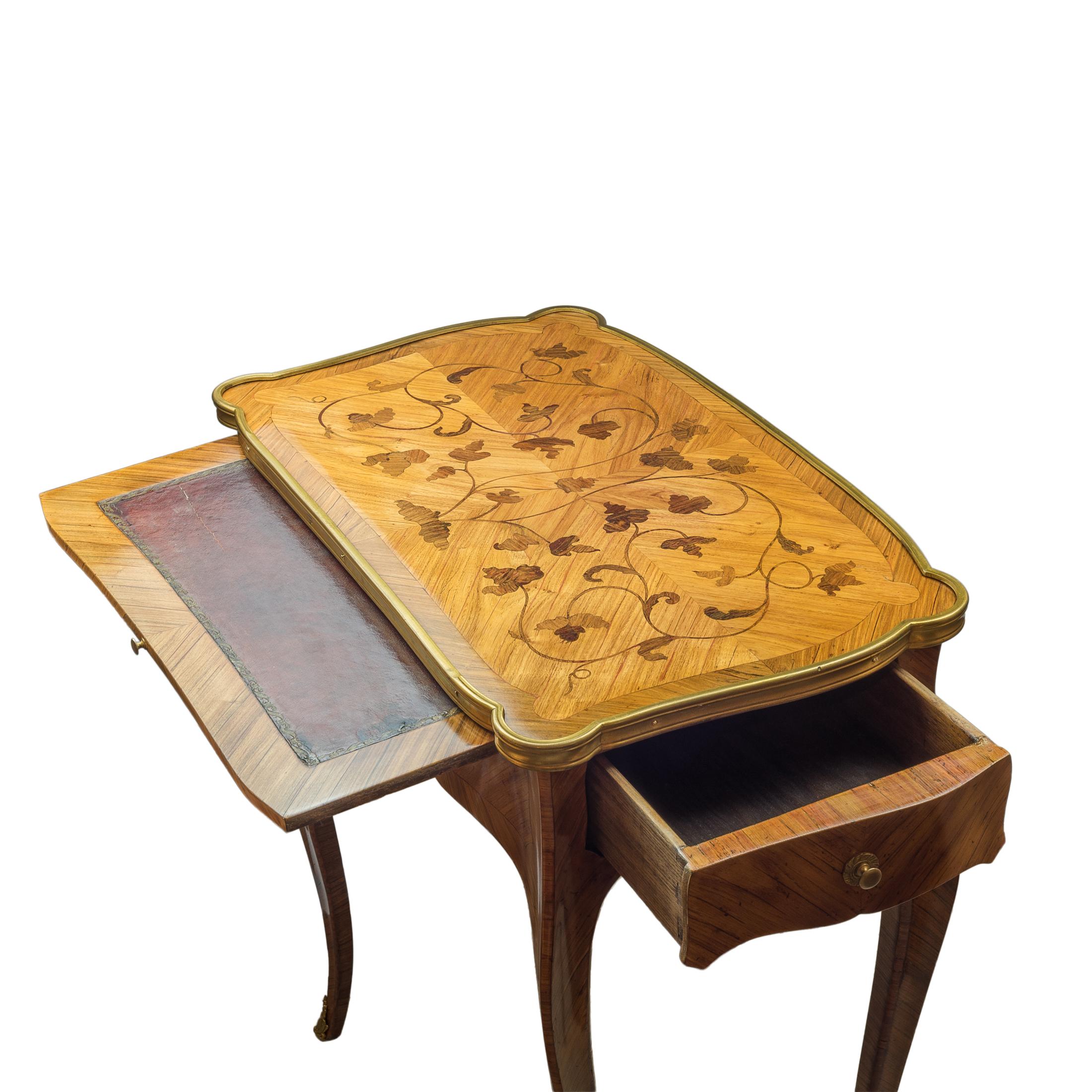 Français Table rectangulaire en marqueterie française de bois royal laqué en vente