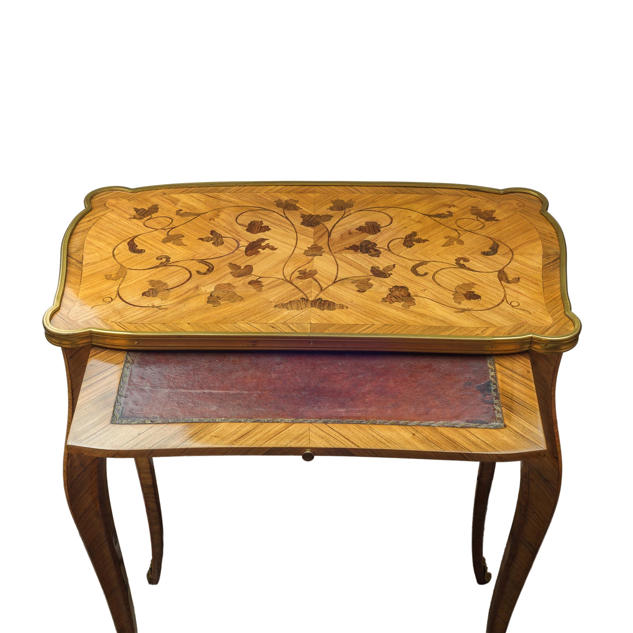 Table rectangulaire en marqueterie française de bois royal laqué Bon état - En vente à New York, NY