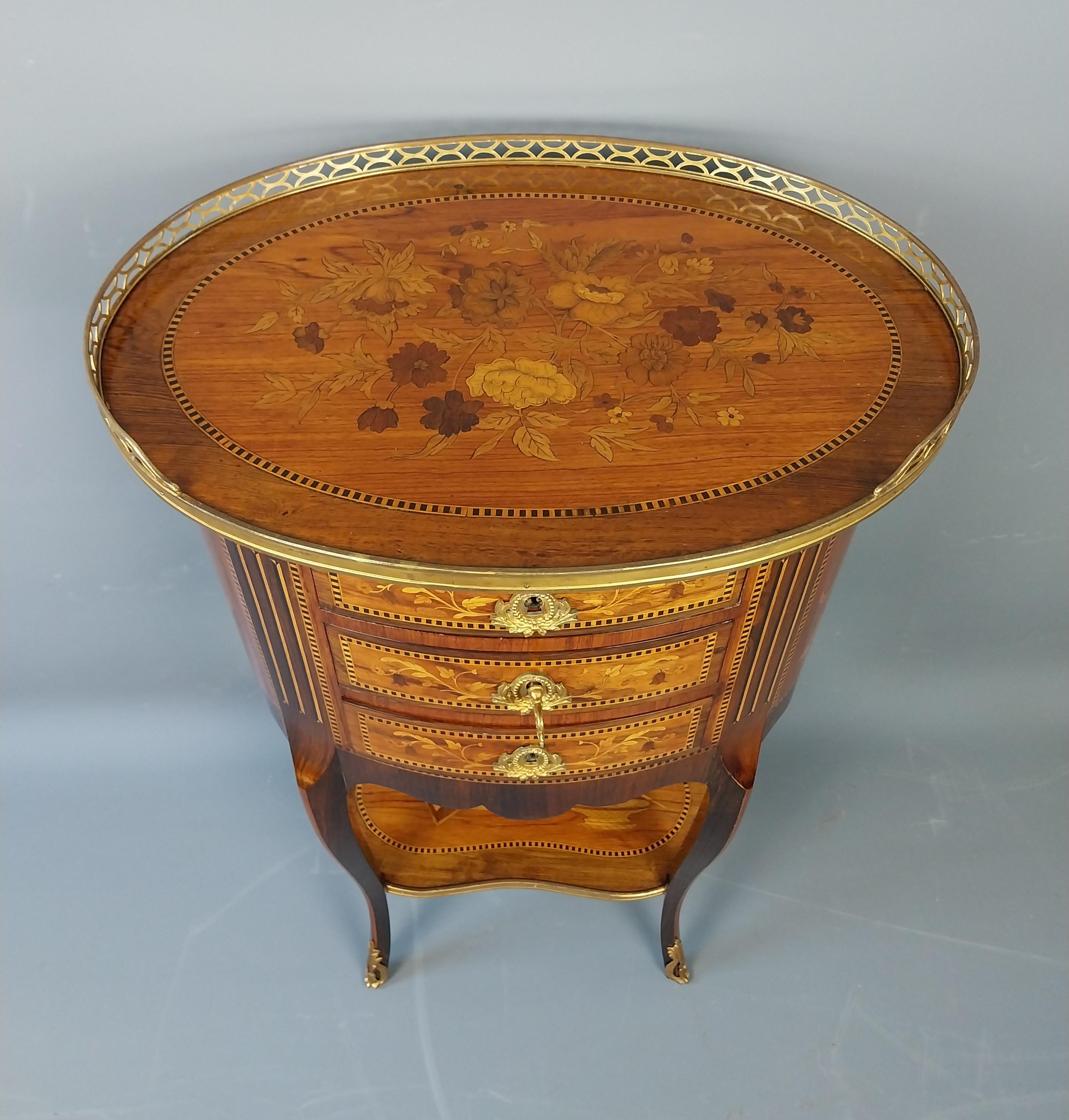 Eine Petite Tulip Holz und Palisander Oval Petite Kommode oder Beistelltisch mit feinen floralen Intarsien durch mit drei Eiche gefüttert Schwalbenschwanz gefügten Schublade mit den ursprünglichen Schlössern, die schlanken Beine sind mit einem