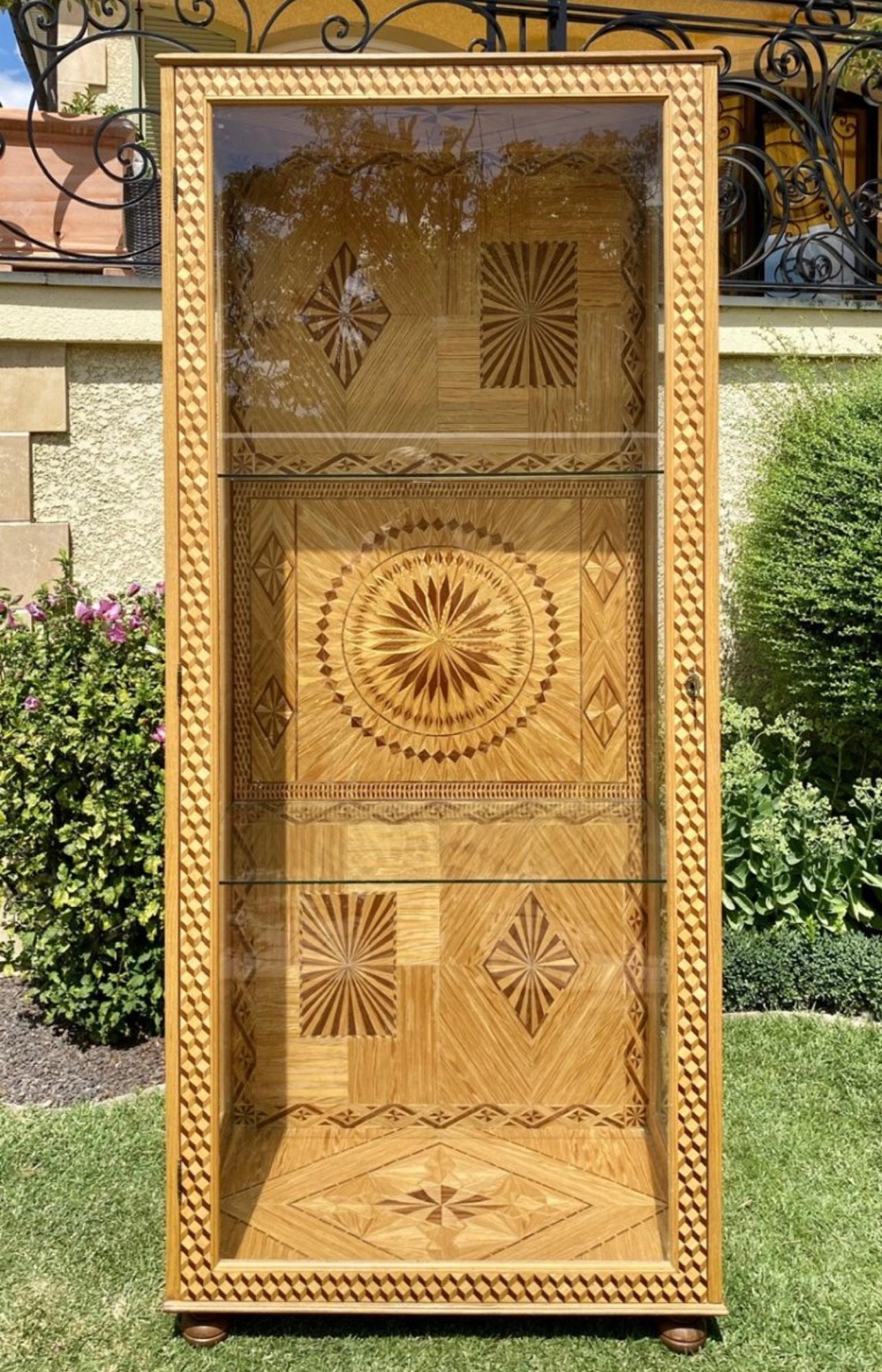 Magnificent vitrine entirely made in marquetry by a craftsman. It was made to measure to accommodate a collection of model ships. It has 2 glass shelves, is in very good condition and complete. French work of very high quality from the 20th