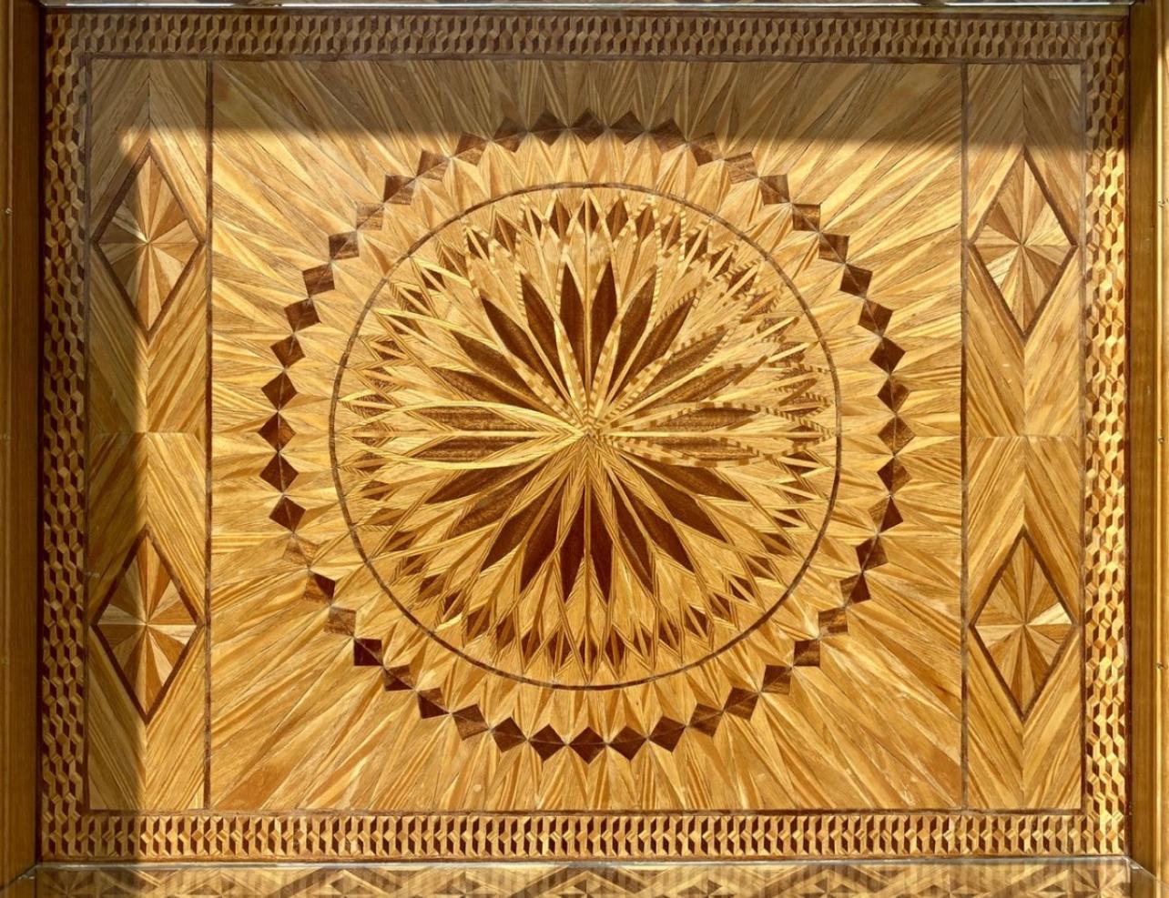 French Marquetry Vitrine, 20th Century For Sale 5