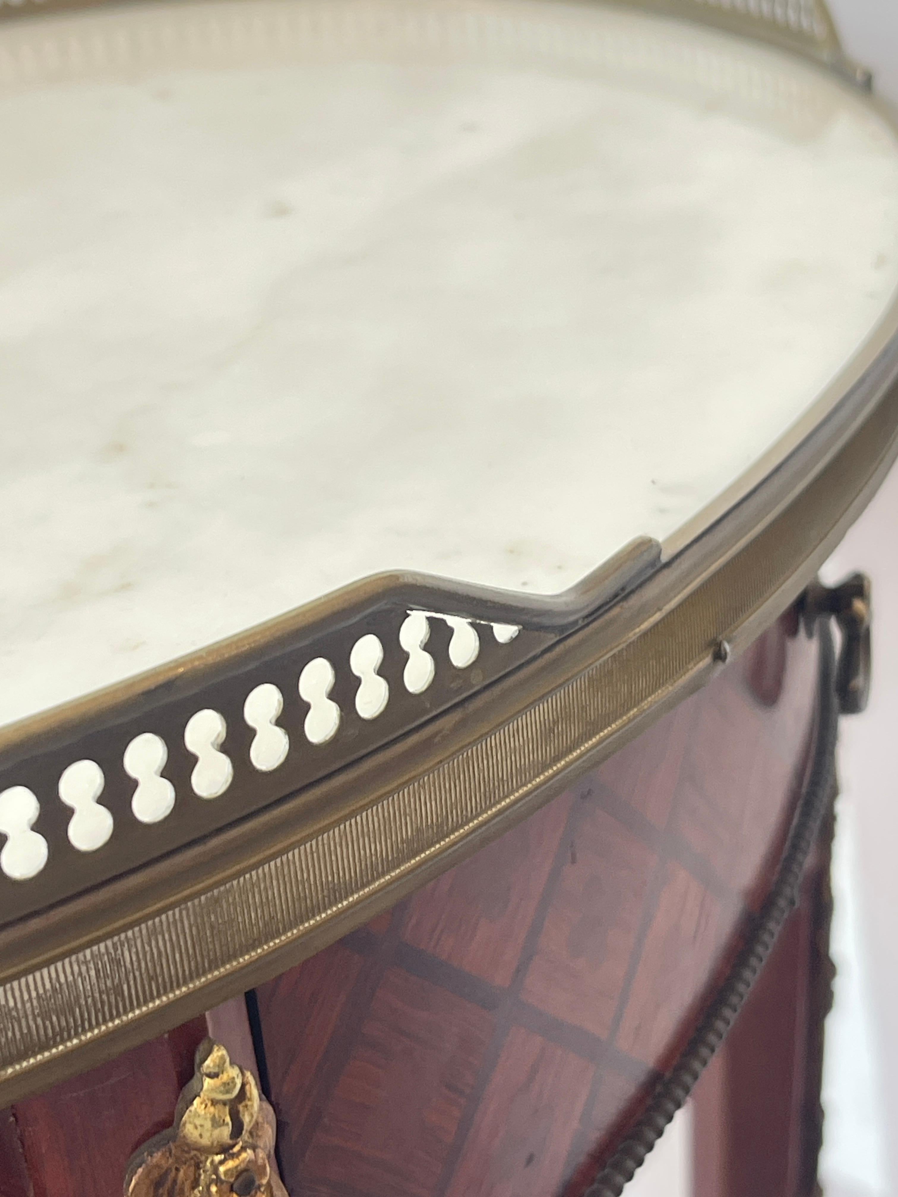 French Marquetry Wood Brass Gallery Marble Top Gueridon Table, Early 20Th. C en venta 4