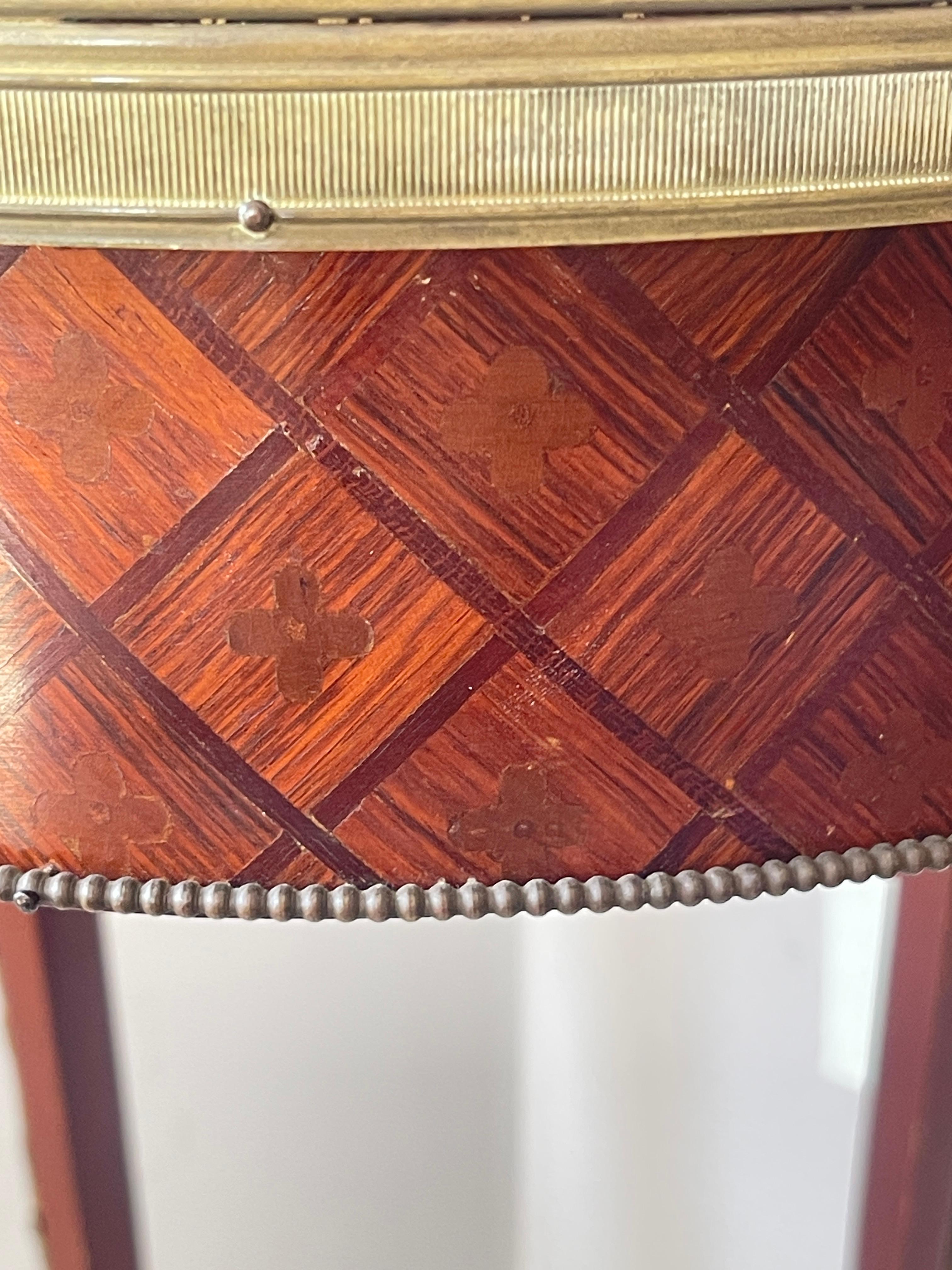 French Marquetry Wood Brass Gallery Marble Top Gueridon Table, Early 20Th. C en venta 5