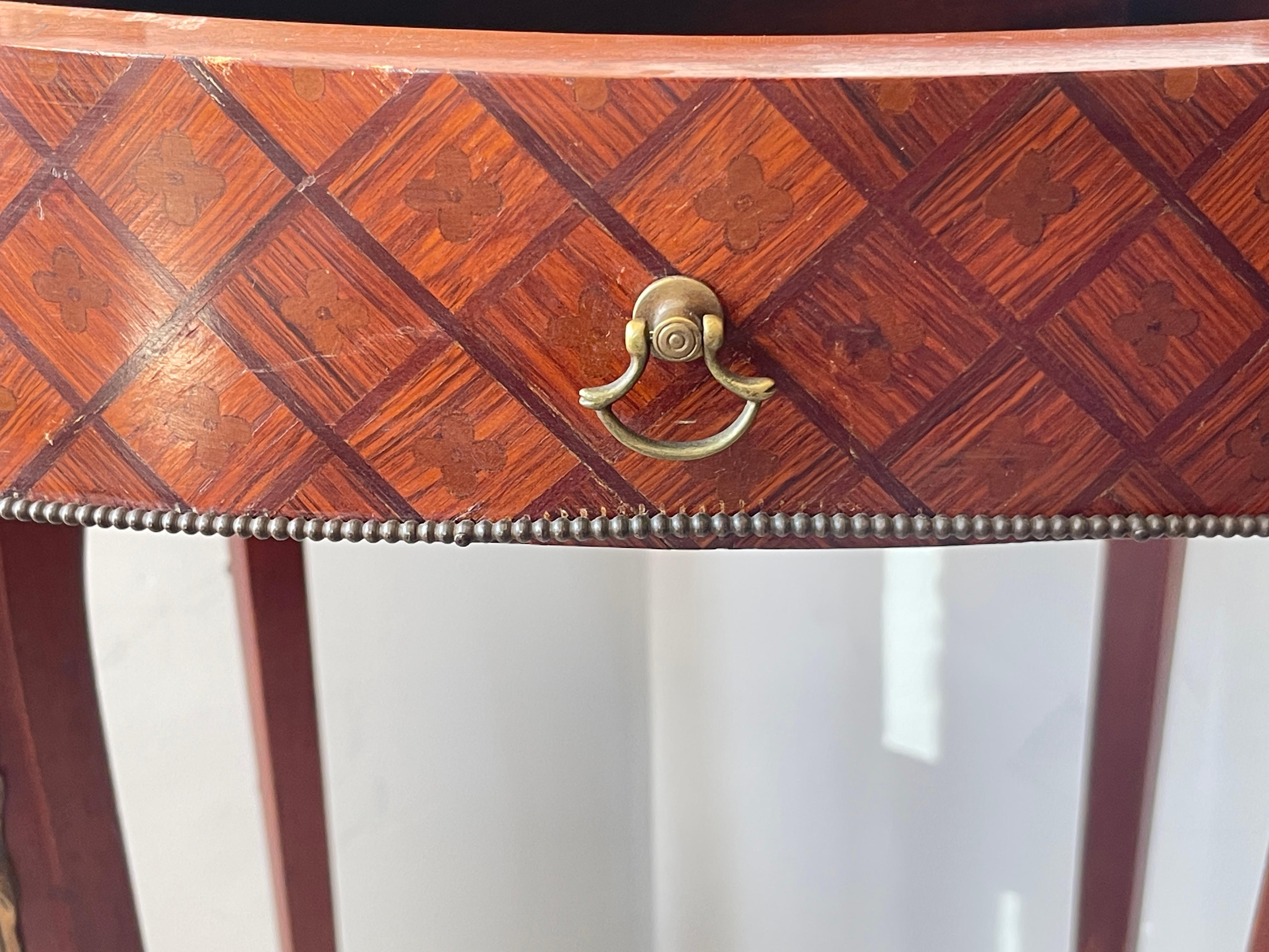 French Marquetry Wood Brass Gallery Marble Top Gueridon Table, Early 20Th. C en venta 12
