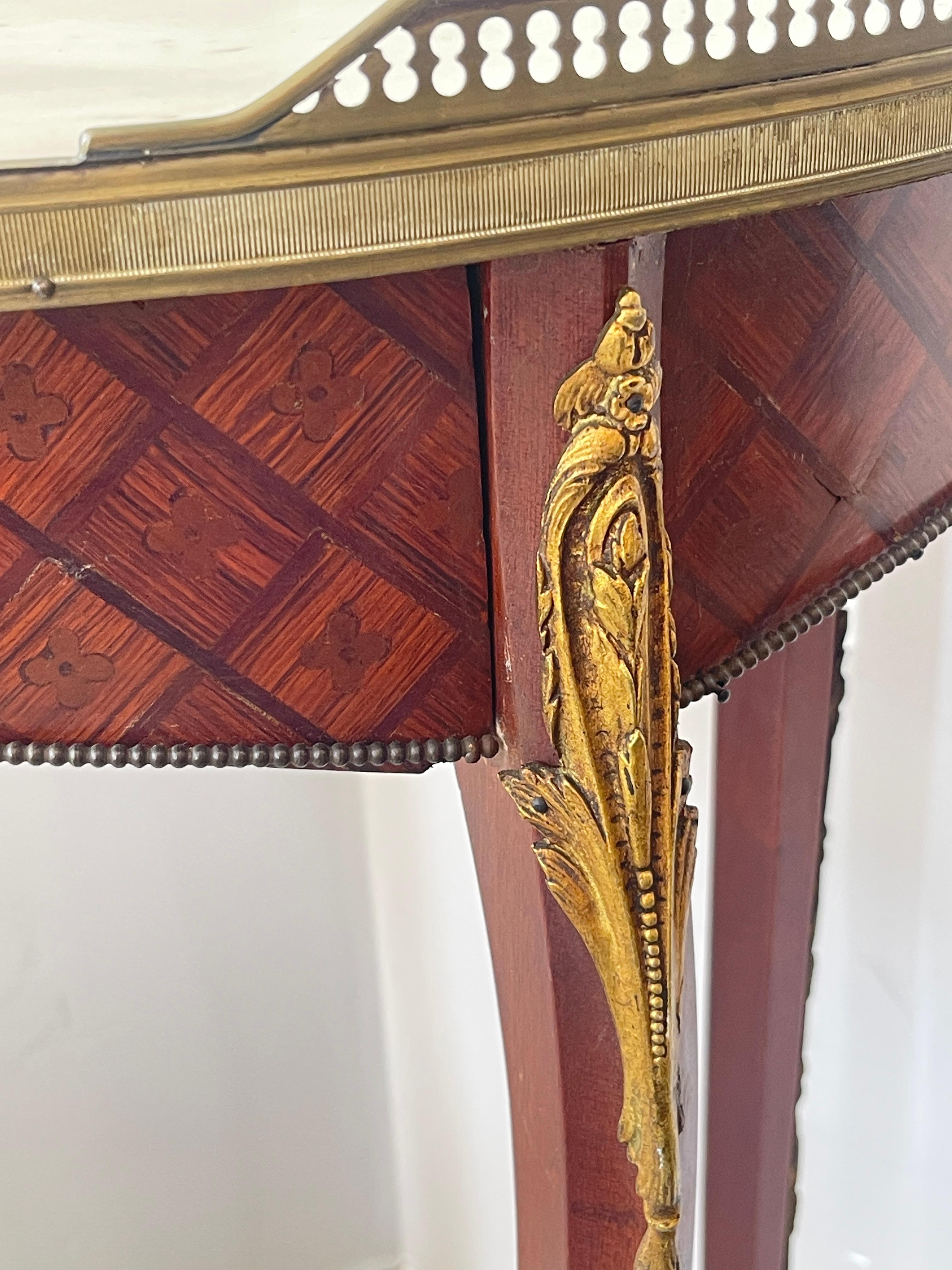 French Marquetry Wood Brass Gallery Marble Top Gueridon Table, Early 20Th. C en venta 13