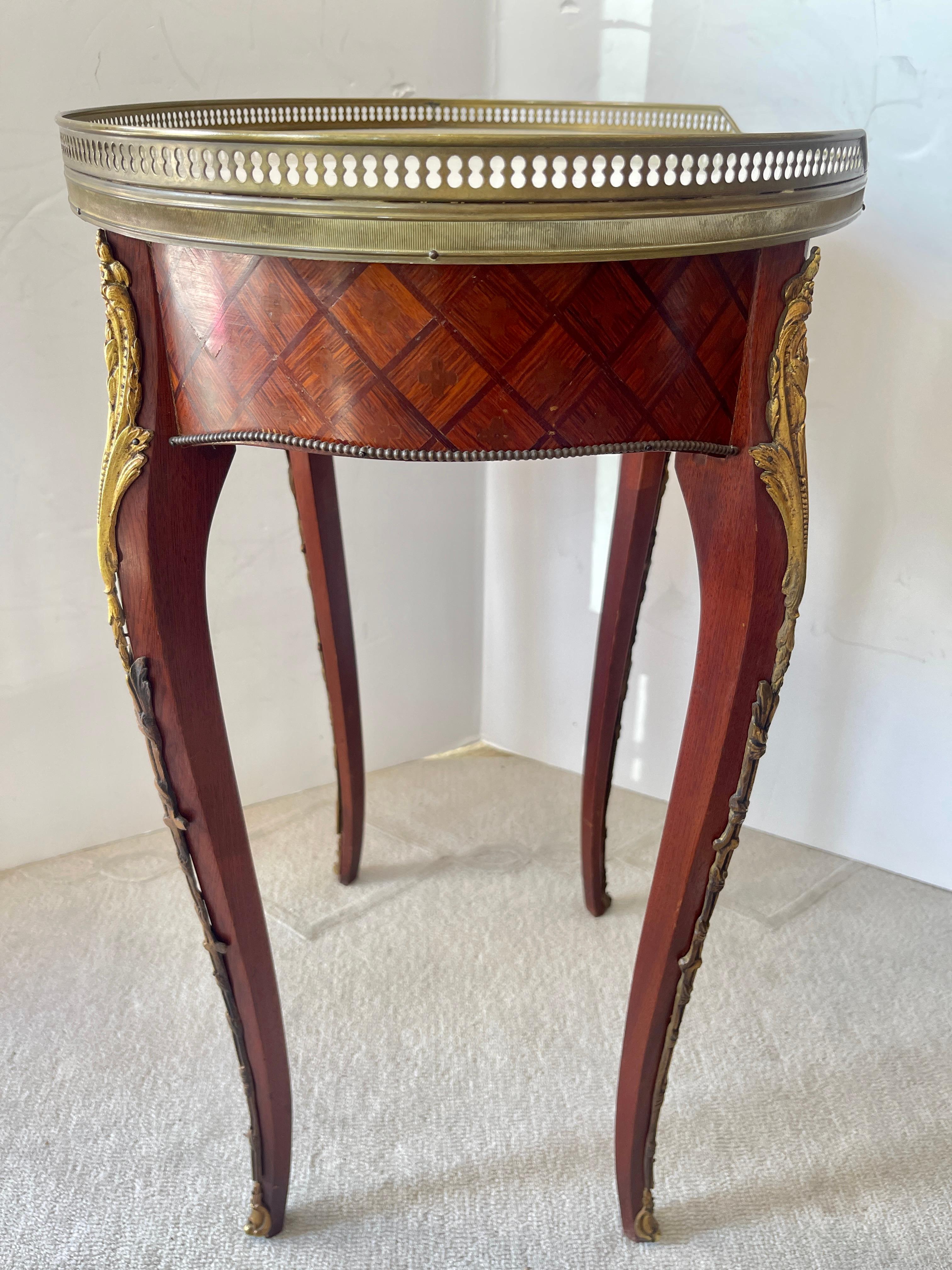 French Marquetry Wood Brass Gallery Marble Top Gueridon Table, Early 20Th. C Luis XVI en venta