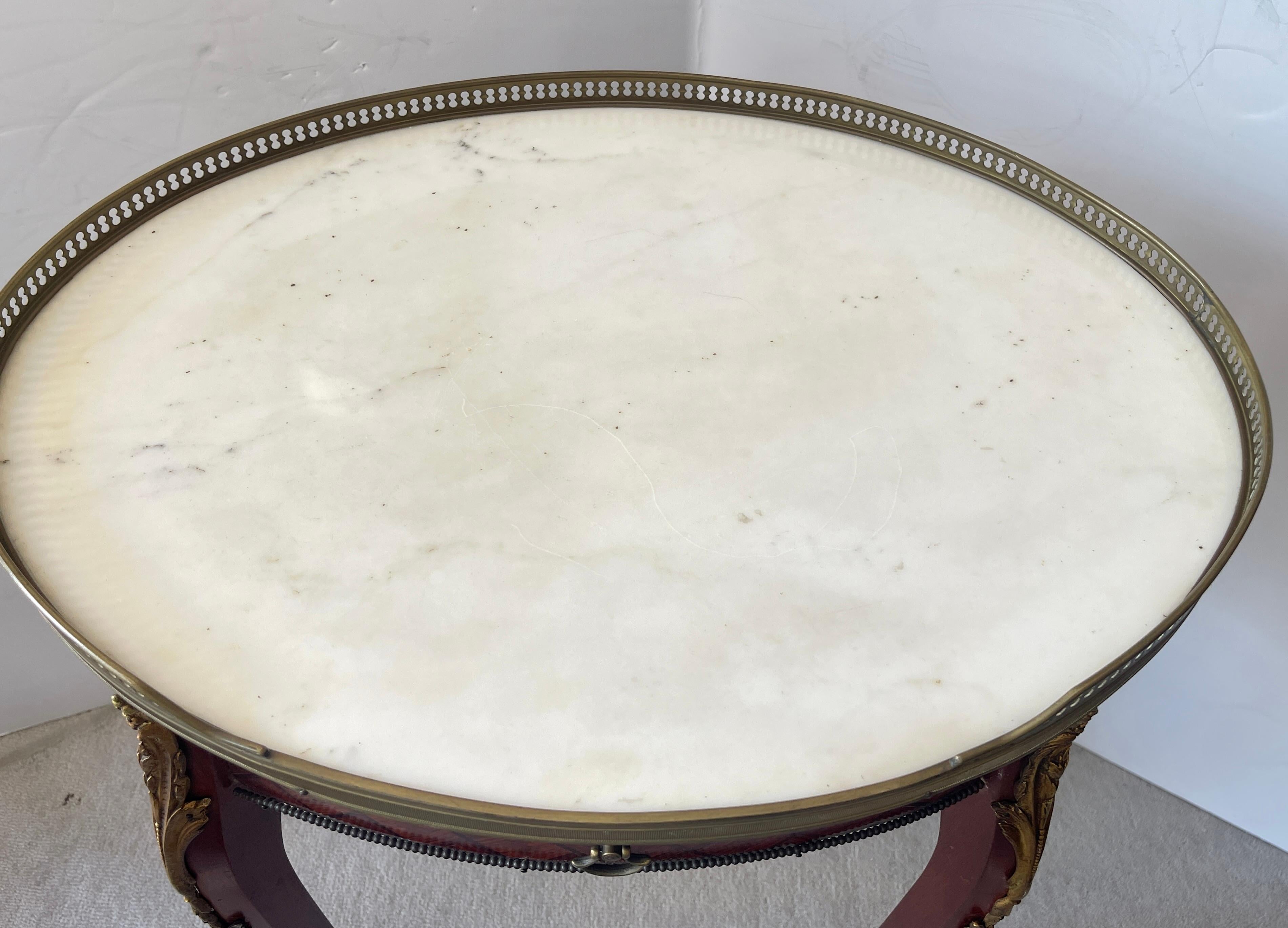 French Marquetry Wood Brass Gallery Marble Top Gueridon Table, Early 20Th. C Hecho a mano en venta