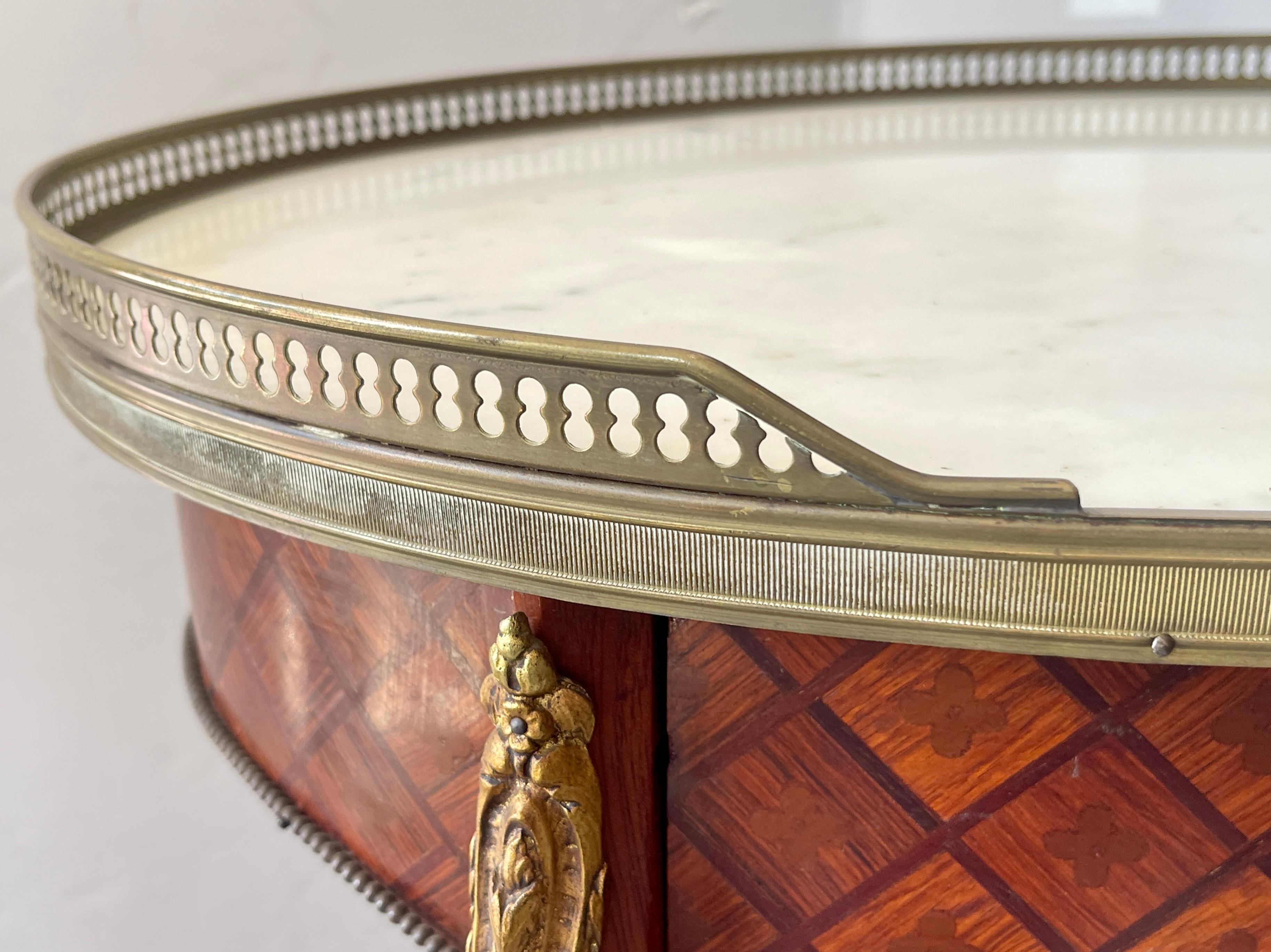 French Marquetry Wood Brass Gallery Marble Top Gueridon Table, Early 20Th. C en Bueno estado para la venta en West Palm Beach, FL