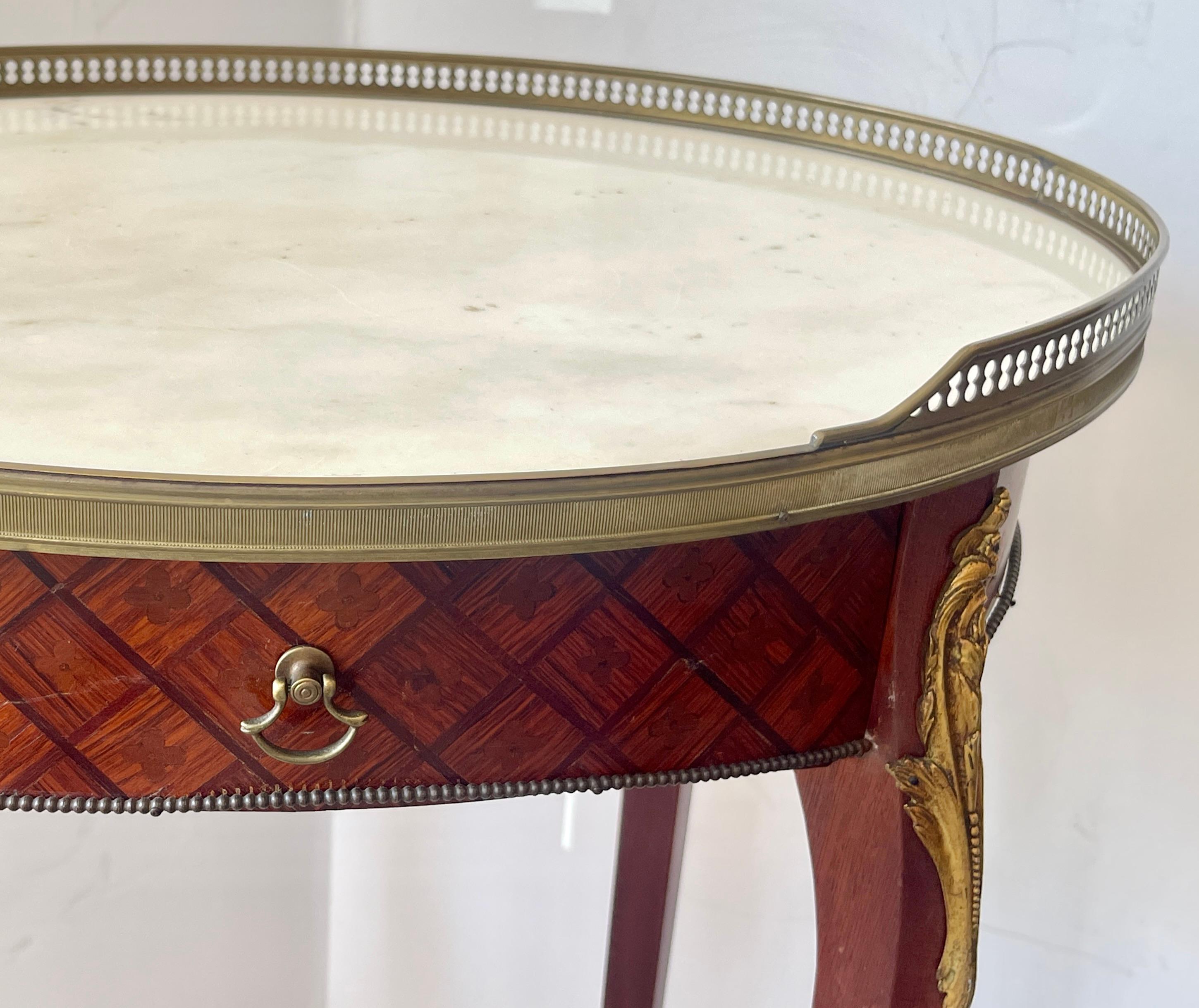 French Marquetry Wood Brass Gallery Marble Top Gueridon Table, Early 20Th. C principios del siglo XX en venta